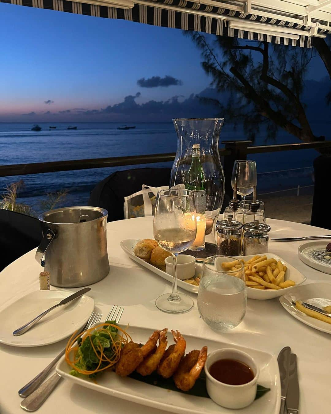 さんのインスタグラム写真 - (Instagram)「BARBADOS 🇧🇧 pt.3 ✨smiles all around, another walk to a stunning restaurant via the beach, the food and location were breathtaking. And finally, I saved the best until last. A rare precious moment, of Myla Rose fast asleep, in her daddy’s arms 🥹🤍🌴」11月29日 5時35分 - mattgrimes8