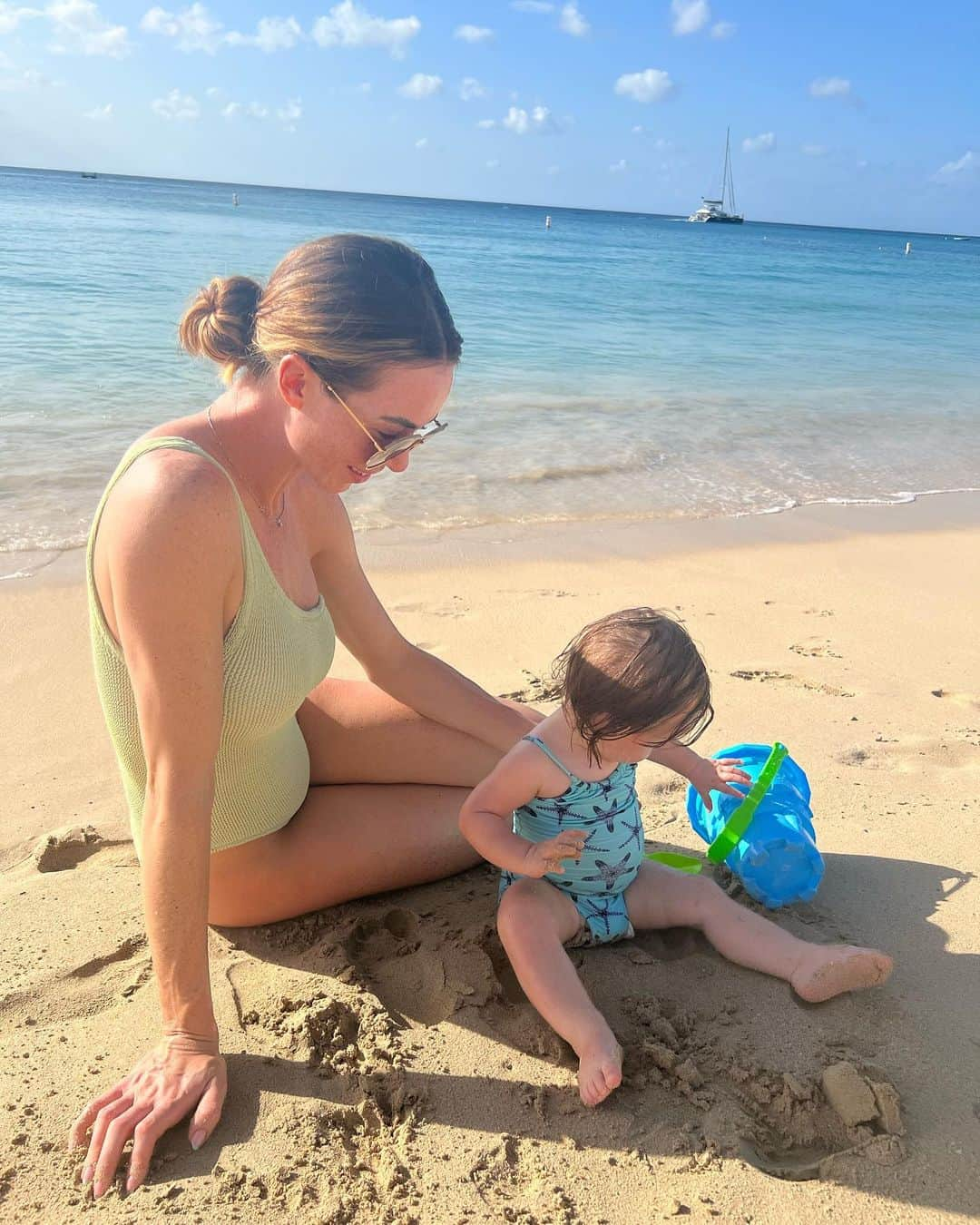 さんのインスタグラム写真 - (Instagram)「BARBADOS 🇧🇧 pt.3 ✨smiles all around, another walk to a stunning restaurant via the beach, the food and location were breathtaking. And finally, I saved the best until last. A rare precious moment, of Myla Rose fast asleep, in her daddy’s arms 🥹🤍🌴」11月29日 5時35分 - mattgrimes8