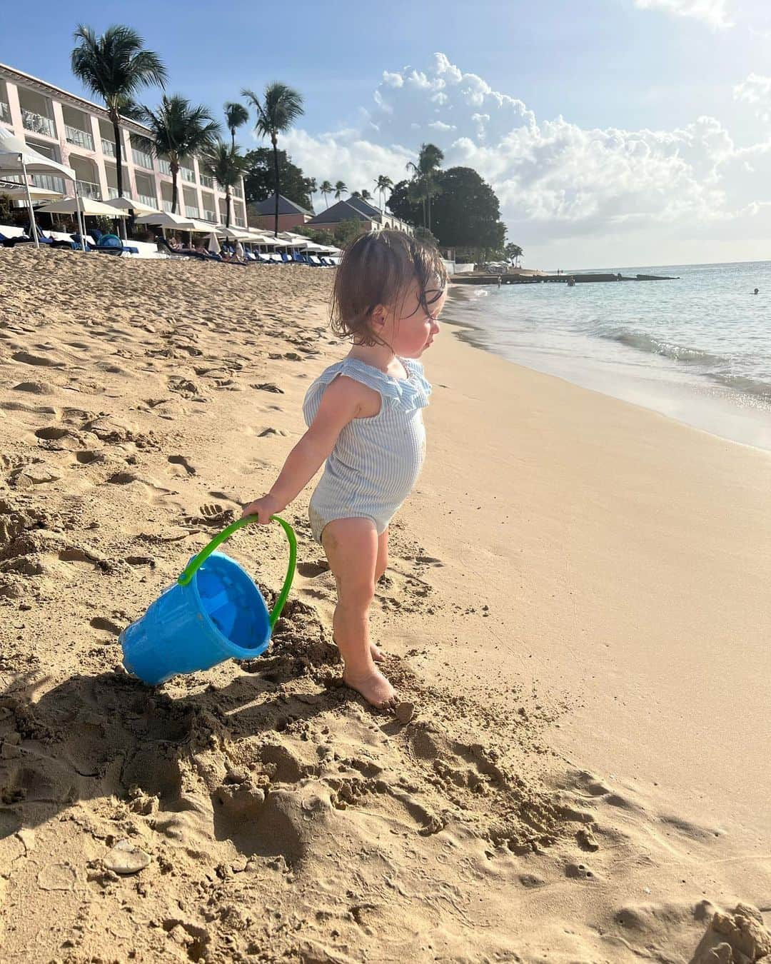 さんのインスタグラム写真 - (Instagram)「BARBADOS 🇧🇧 pt.3 ✨smiles all around, another walk to a stunning restaurant via the beach, the food and location were breathtaking. And finally, I saved the best until last. A rare precious moment, of Myla Rose fast asleep, in her daddy’s arms 🥹🤍🌴」11月29日 5時35分 - mattgrimes8