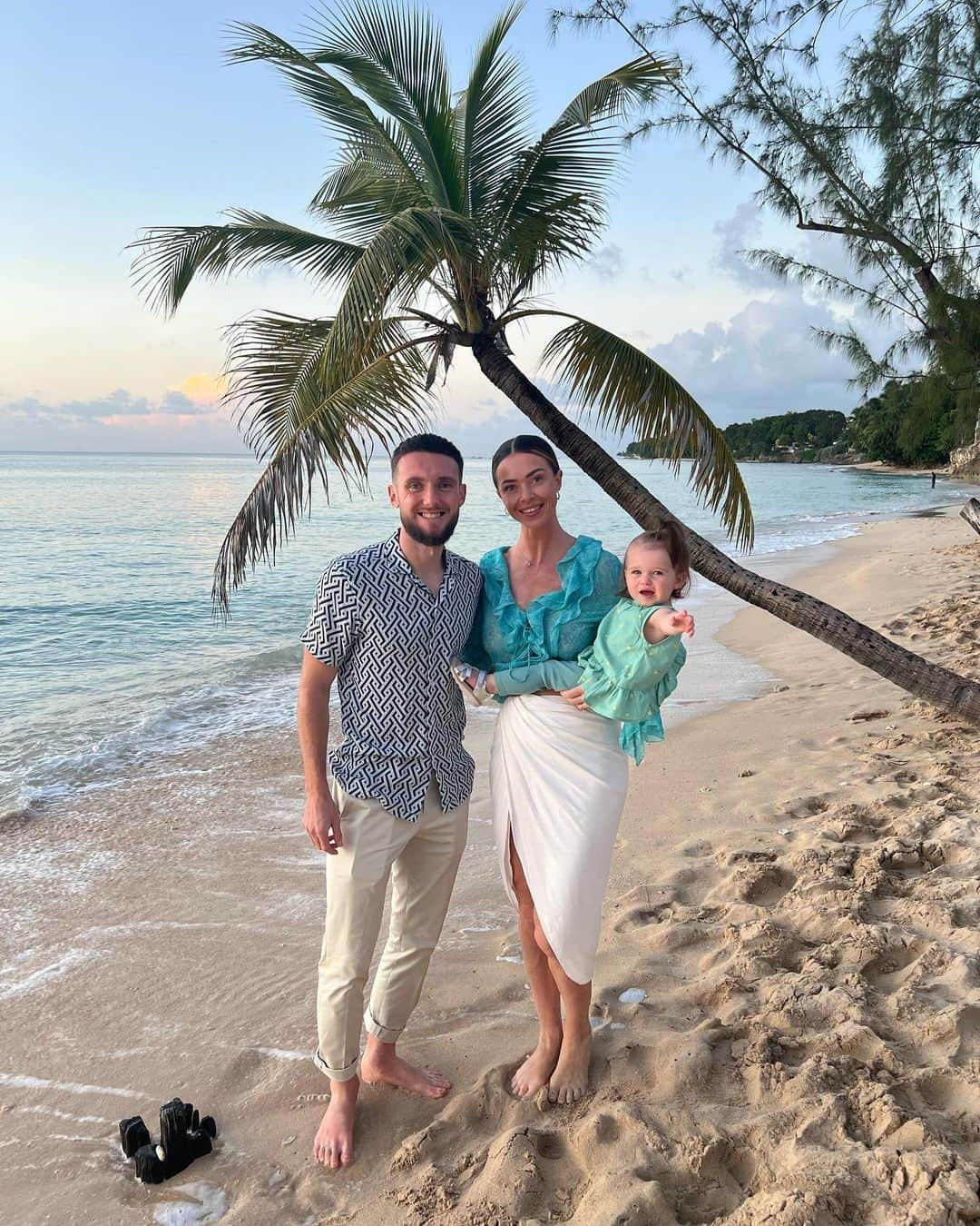 のインスタグラム：「BARBADOS 🇧🇧 pt.3 ✨smiles all around, another walk to a stunning restaurant via the beach, the food and location were breathtaking. And finally, I saved the best until last. A rare precious moment, of Myla Rose fast asleep, in her daddy’s arms 🥹🤍🌴」