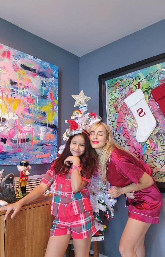 The Oliver Gal Artist Co.のインスタグラム：「CYBER30 ⚡⚡⚡ OMG WE NEVER DO THIS!!!!❤️💗⚡ 30% SITEWIDE AND FREE SHIPPING ❤️⚡❤️ HAPPY HOLIDAYS! - Watch this reel for a tip on how to hang your stockings!🌲🎅」