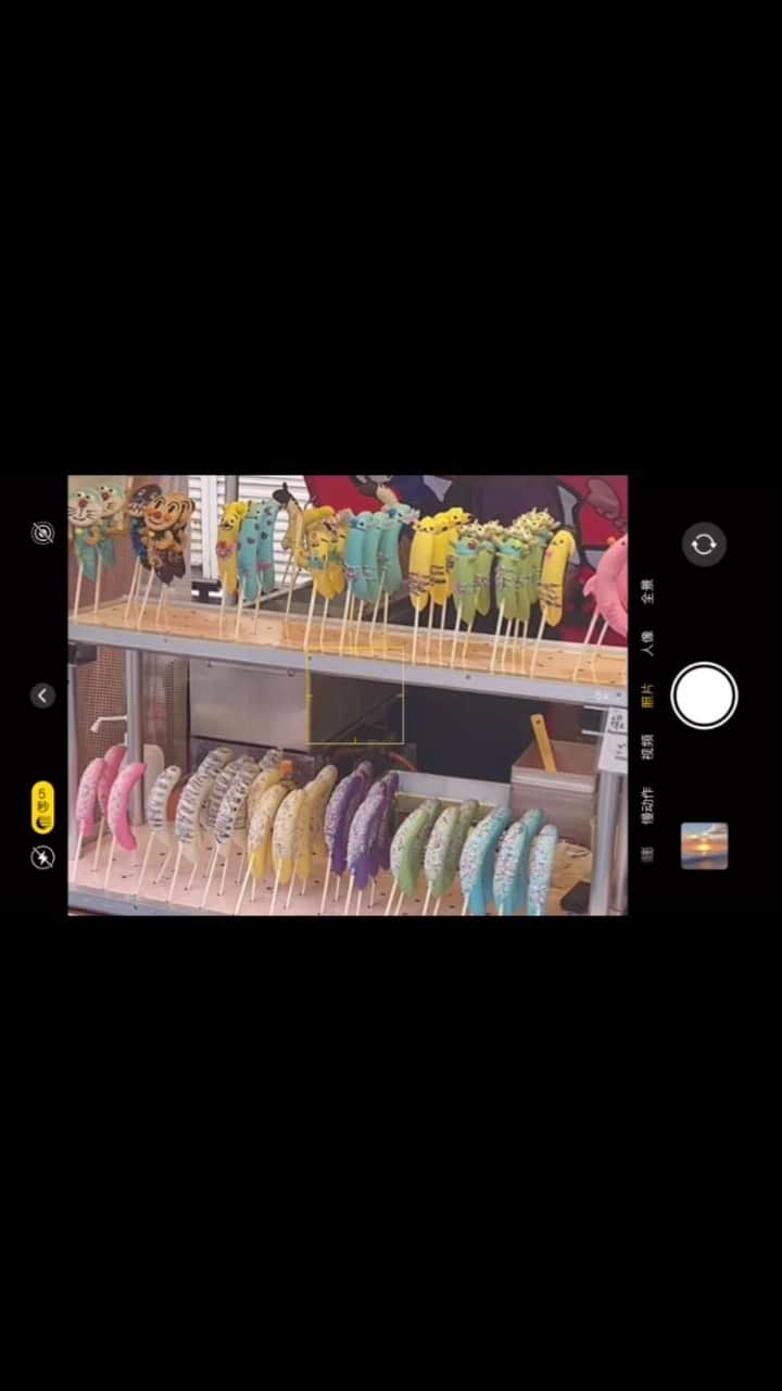 南乃そらのインスタグラム：「鷲神社の酉の市にお散歩がてら行ってきた🐾‪ ある事知らなくて発見したからすっぴんメガネボロボロTシャツメガネ女何だけど謎に動画撮りました🤣屋台好きだから嬉しい🤍てか、チラッと映るネイル可愛くね？！」