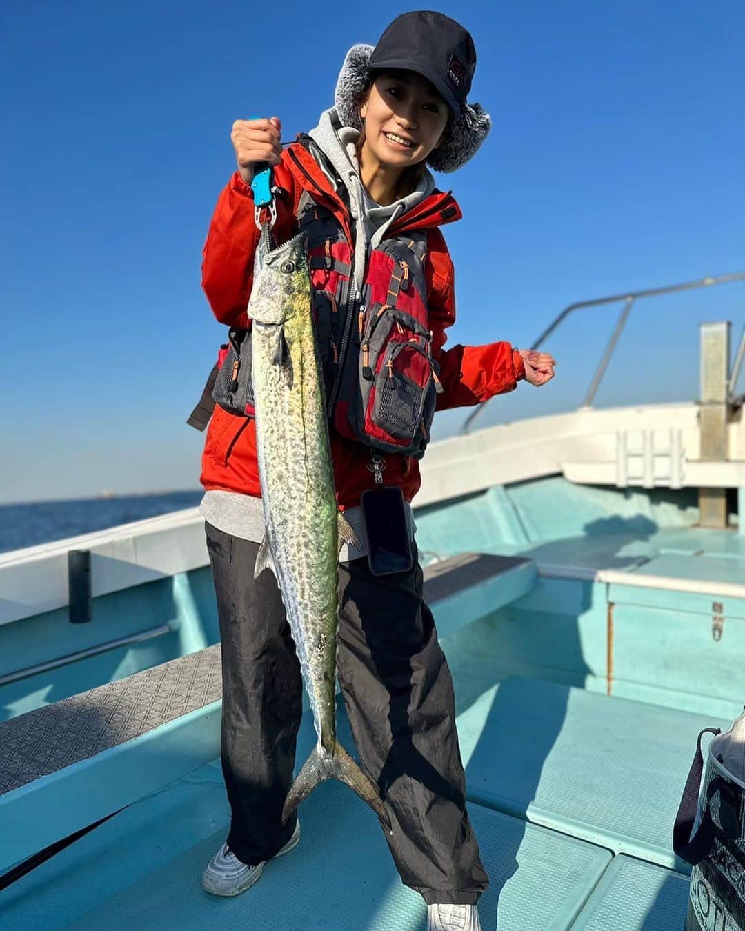 ななせ結衣のインスタグラム：「🐟思い出投稿🐟 . 人生ではじめて鰆釣った時🎣 . （しかもタイラバでスレで釣るという🐟） . 竿すごい曲がって折れるかと思ったし ひきやばすきて 腕ぱんぱんになりました😵‍💫😵‍💫. . 釣ったその日にも食べたんだけど 熟成させた鰆の刺身が美味しかった☺️ （写真撮影時のみマスク外してます） . .  #釣り #魚 #fishing  #angler  #fish  #釣り好きな人と繋がりたい  #釣り女子 #釣りスタグラム  #釣りガール #japan  #japanesegirl   #หน #เซ็กซี่ #ส่ง #ชอบ #กิน #f4f」