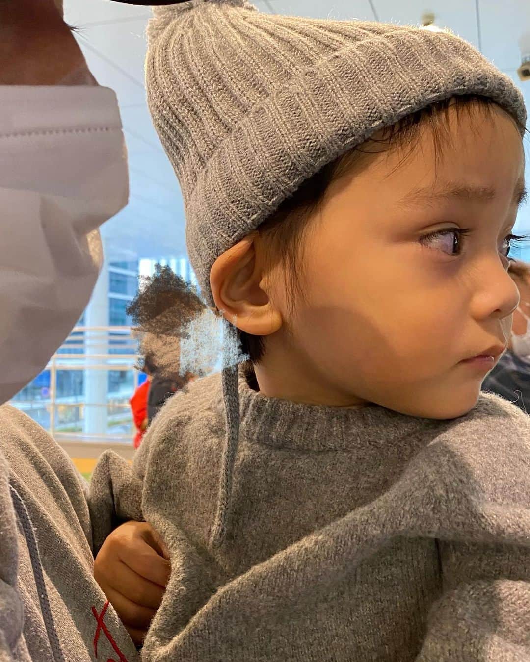 瀬戸サオリのインスタグラム：「HAPPY BIRTHDAY 🎂👦🏻  2才も息子とみっちり過ごして これ以上ない幸せと可愛いさで 本当に楽しかったなぁ🤎  そして優しすぎるくらい 優しい息子👦🏻🌈 疲れた〜っていうと ママ休んでいいよ！とか 肩凝った〜っていうと 自分の大切なブランケットを かけてくれたり😭 毎日本当に愛おしくて 育児がとにかく 楽しい1年にしてくれた息子🥹  3才も沢山思い出つくって 幼稚園もいっぱい楽しもうね🎄👦🏻🤍  #3才 #誕生日」