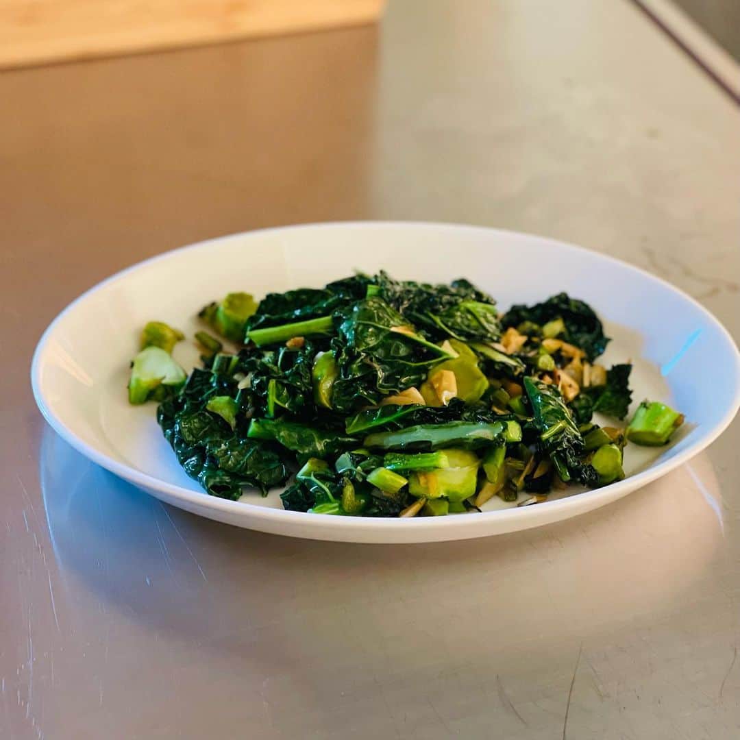 のインスタグラム：「「アレッタ」ブロッコリー🥦❎ ケール🥬の"新しい野菜" フライパンにオリーブオイルを大さじ2〜3➡️ニンニク🧄の粒2個みじん切りを軽くソテー、そこにアレッタの茎の部分を細かく切ってソテー、➡️葉っぱも加えて➡️塩🧂、ブラックペッパー、最後に薄くしょうゆ、又はオイスターソースでも👍🏼Broccoli❎Kale ➡️New "Vegetable Aletta. Sauté 2 minced garlic cloves in olive oil, add the chopped stalks first, then the leaves, salt & pepper, finally light soy sauce or oyster sauce👍🏼  🕊Peace & Kindness, may all your dreams come true🕊  #野菜 #野菜レシピ #野菜料理 #野菜炒め #アレッタ #aletta #vegetables #vegetable」