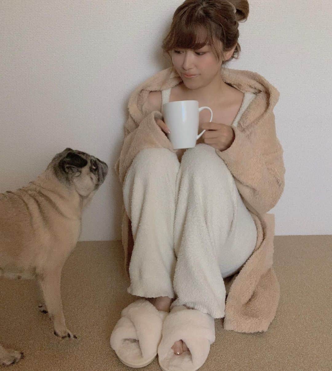 yukieのインスタグラム：「起きぬけの一杯は白湯を飲んでます🫖 ⁡ 白湯を飲む事で体温が上がり代謝が良くなるので、下半身のむくみが抑えられ冷え性の改善に効果的✨ ⁡ 白湯を飲む事によって腸の働きがより活発になるので、便秘解消の効果も期待できます😊 ⁡ #おはようございます  #白湯 #腸活 #美容  #美腸　#朝活  #パグ」