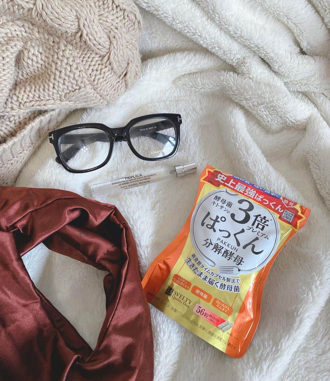 一ノ瀬恋のインスタグラム：「相変わらず糖質大好きな私です🙋‍♀️笑 糖質を結構摂取してるかも？と思ったら 最近は『ぱっくん』持ち歩いてます🫶❤️ 外食の時食べる前に飲んでおくと安心！ 新発想タイムカプセル製法で生きたまま届く酵母菌なんです🍡🍩🍫 コンパクトだからカバンにも入ります👜  購入場所は ︎︎︎︎︎︎☑︎オンラインストア ︎︎︎︎︎︎☑︎ドラッグストア ︎︎︎︎︎︎☑︎バラエティショップ で購入可能です🙆‍♀️❤️  #ぱっくん分解酵母 #サプリ #ダイエット #糖質制限」