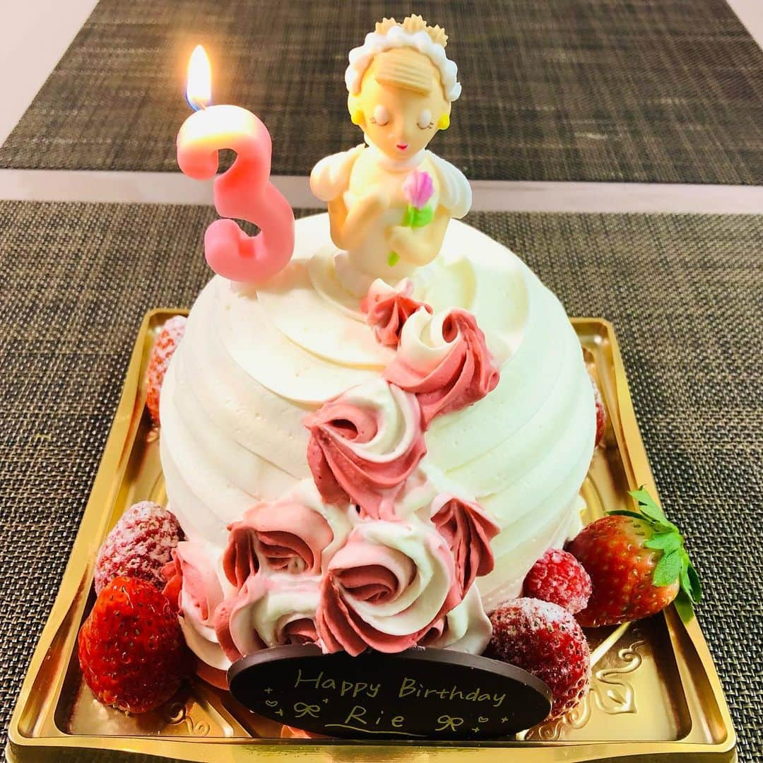 恒吉梨絵のインスタグラム：「11月28日は誕生日でした🎂🥳 今年は軽井沢でゆっくりと過ごしました✨  ホテルマロウド軽井沢に宿泊！！ ディナーのフレンチ、美味しかったです😋  白糸の滝を見に行き、温泉はトンボの湯で癒されました♨️  毎日楽しく笑って過ごせるように！！ しっかり生きます🙏  #軽井沢#ホテルマロウド軽井沢#白糸の滝#トンボの湯#11月28日生まれ」