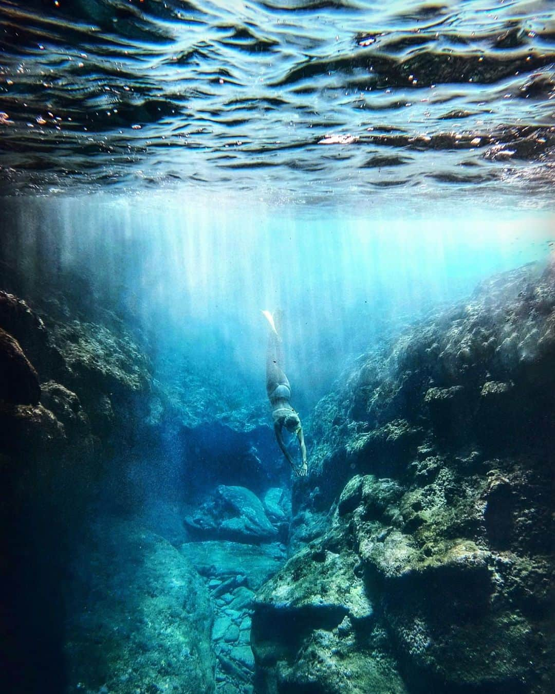 NAHOのインスタグラム：「. . . 『ただ海が大好き。』💙 . . . #NAHO #nature #sealife #schnorcheln #okinawa #zamamiisland #zamami #photography #swimlife #blue #海 #沖縄 #座間味島 #座間味 #シュノーケル #海が好き #島暮らし #自然 #海のある生活 #沖縄移住 #海の世界 #綺麗な海」