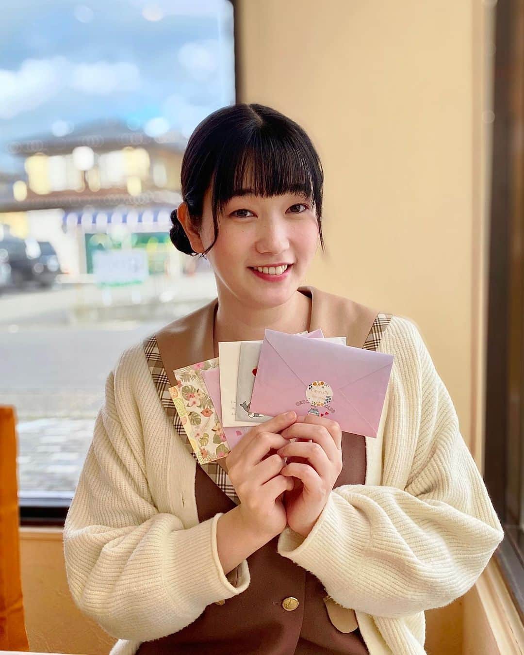 西原さつき（さつきぽん）のインスタグラム：「お手紙もらいました💌 活動を続けていると色んな人から手紙を書いてもらえて、とっても嬉しい(●’◡’●)ﾉ ⁡ なかなか直接感想を言ってもらえる機会も多くないので「こんなところが良かった」とか「自分はこう感じた」とか、反応がたくさん見られて楽しいです♡ ⁡ あと素直に、私のことを褒めてもらえるのも嬉しい(•̀ᴗ•́)و笑 女の子が多いんだけど中学生さんとか、高校生さんにメイクとかファッションのところを可愛いって言ってもらえると……嬉しすぎてしばらく舞い上がっております(๑˃ᴗ˂)ﻭ 見てる世界を共感してもらえたような感覚になるというか、もっとトレンドとか勉強しようって思います🌼 お手紙、本当にありがとう〜( ´ ▽ ` ).｡ｏ♡  #お手紙  #さつきぽん  #transgender  #カンコー学生服」