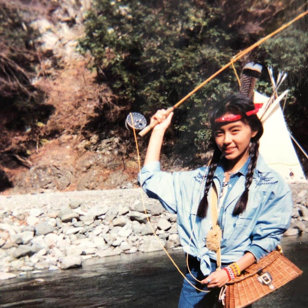 田中律子さんのインスタグラム写真 - (田中律子Instagram)「撮影でキャンプ場へ🌳 雨が降ったり☔️止んだり、また太陽🌞出たり、風が吹いたり🍃  キャンプって楽しすぎる🔥海もいいけど、やっぱり山もいいよねーー🙌🏼  そして、長野さんの　@shuuheinagano  センスが大好きすぎるーーー🔥🍖ディズニーとか、絵本の中の世界みたい✨めちゃくちゃカッコよくて、絵になるんだなーー📷長野さんが焼いてくれた、このラム肉が柔らかくて、ハーブ🌿と塩加減が絶妙で美味しかったー❤️  はぁー、私もかっこいい焚き火台欲しいなぁ🔥  1番最後の写真は、律子18歳…初めてキャンプしたとき⛺️相変わらず好きなこと、物はずっと同じ✨  #camping  #キャンプ  #outdoors  #bbq  #焚き火」11月29日 21時05分 - ri2kotanaka