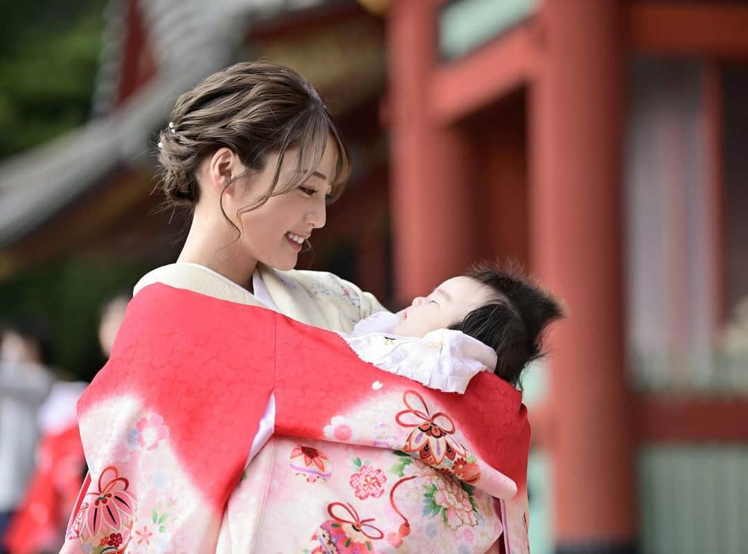 志田友美（ゆうみん）のインスタグラム：「⛩お宮参り＆お食い初め🥢  3ヶ月なったタイミングで お宮参り＆お食い初めを同時に行いました🎈  ご祈祷中は誰よりもギャン泣き😉😉  撮影の時はお利口にねんねしてくれたけど、、  お食い初めは見ての通りギャン泣き☺️☺️  大事な行事の一つでもあるので、 @fotowa.jpで プロのフォトグラファーさんに撮ってもらいました📸  撮影サービスは今たくさんあるけど、 予約も手軽でお得なフォトワを選びました✨ （全て一律料金、平日だと税込21,780円で追加料金なし❗️）  自分でフォトグラファーさんが選べるので、 私は色味や画角が好みだった方を指名しました！  自分達だけで撮影ってなるとバッタバタするけど、 カメラマンさんだと勝手にパシャパシャ撮っててくれるから 私たちは子供に集中できてありがたや、、  　 そして撮った翌日くらいには300枚近くデータ送られてきてびっくり。笑  こうした行事ごとに限らず 定期的にお願いしたくなるネ、、😮‍💨🫱🏼‍🫲🏽  撮影サービスに迷ってる方はぜひ、 「fotowa（フォトワ）」で検索してみてください✨  #PR #fotowa #フォトワ #fotowa体験談 #出張撮影 #記念撮影 #記念写真 #家族撮影 #家族写真 #写真撮影 #子供写真 #子ども写真 #こども写真」
