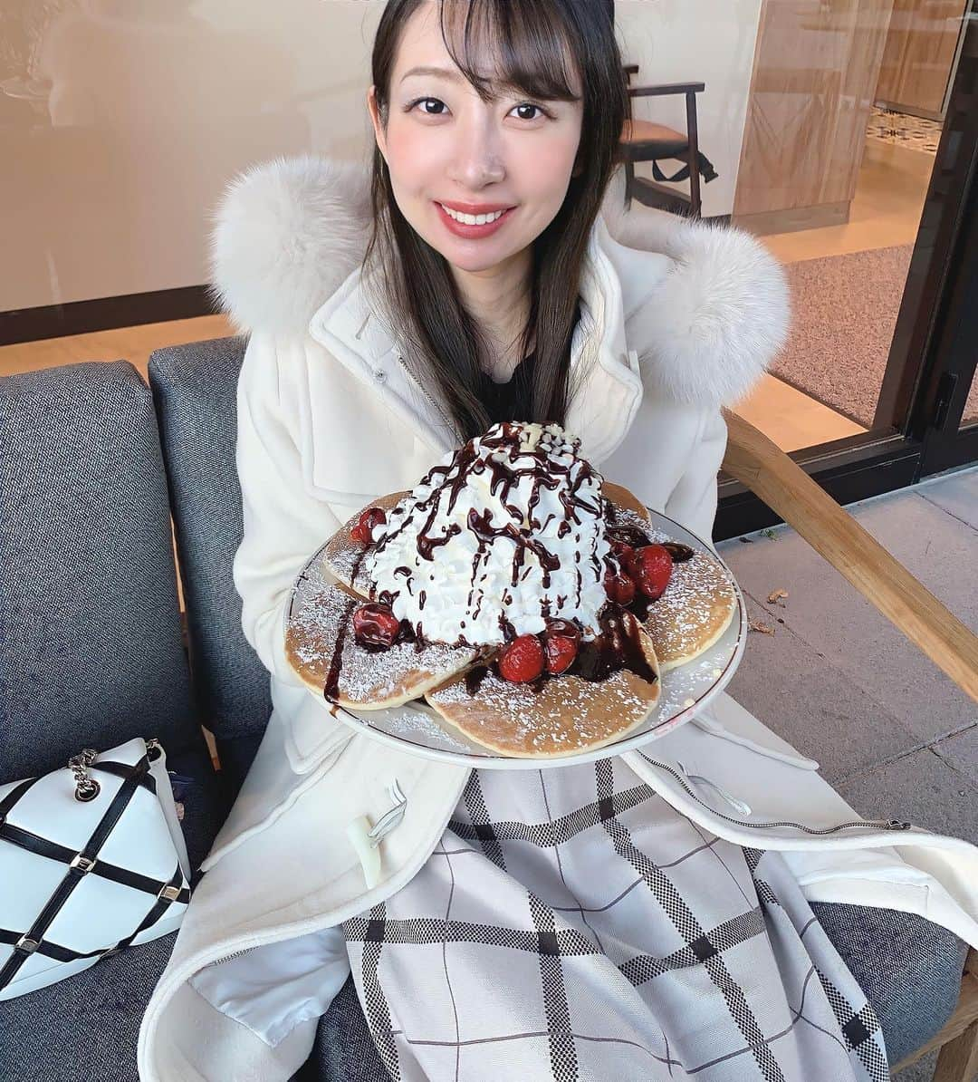 内田夕己のインスタグラム：「❁⃘*.ﾟ . 週末にアウトレット行ってきた時の🥞´- . 最近無性に甘いものが食べたくてしょうがない日々です。 元々甘い物よりしょっぱいもの派だったのにびっくりです。 あんなに大好きだった、牛タンが若干嫌になってるのには本当に驚いています… . 明らかに味覚が期間限定で変わっている.. . コート FRAY I.D ワンピース JILLSTUART . #今日のコーデ #ootd #冬コーデ  #フォックスファーコート #チェックスカート  #ダッフルコート #コートコーデ  #フレイアイディー #jillstuart #ferragamo」