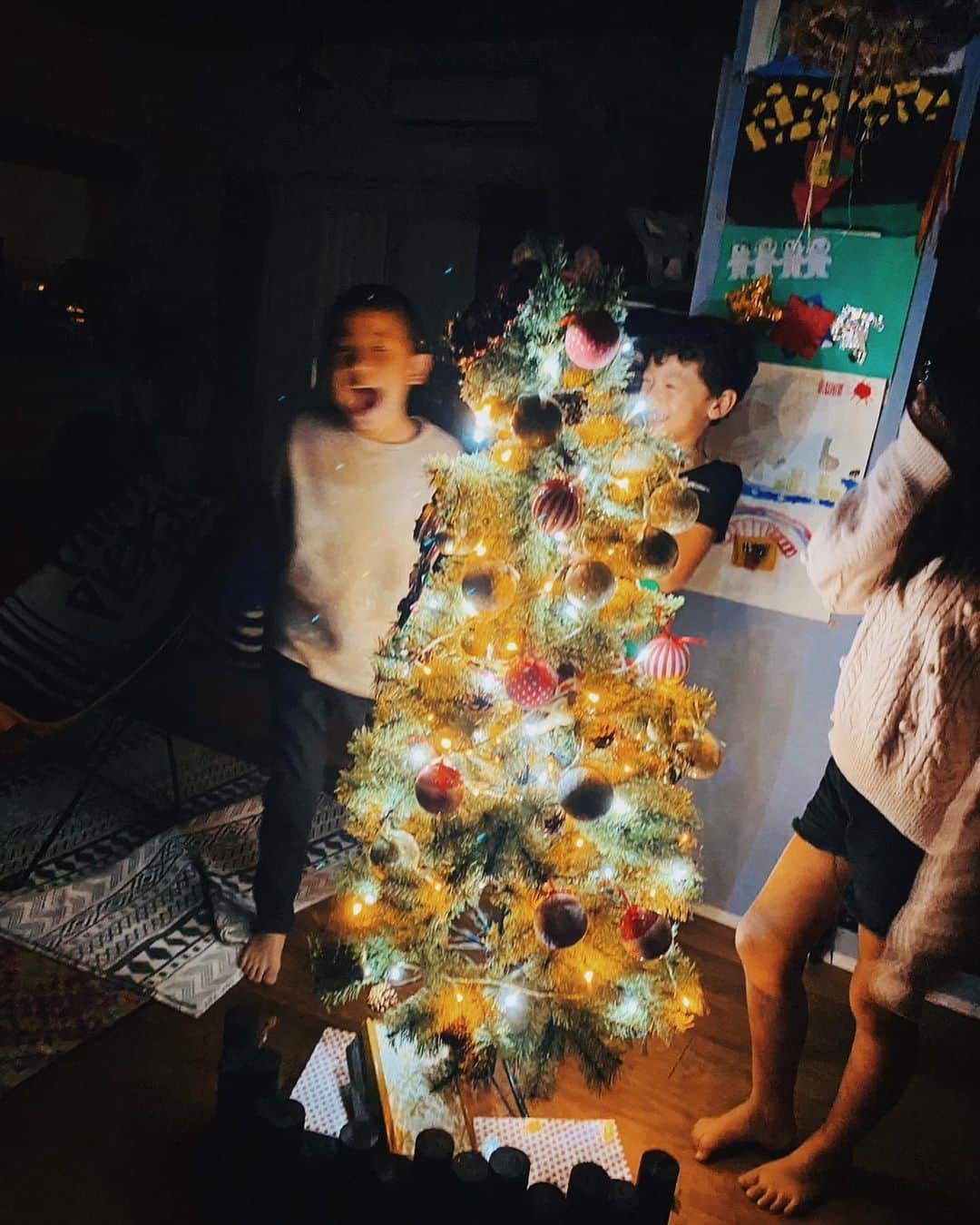 スザンヌさんのインスタグラム写真 - (スザンヌInstagram)「もう何年目だろう🫶  親子で幼馴染と 幼稚園の頃から毎年この時期の #クリスマスツリー飾り付け  #クリスマスツリー点灯式 🎄💫🎄  上の方の飾り付けは手が届かなくて 背伸びしてやっとやっとだったのに、  いつのまにかみんなツリーと身長並んだねぇ。おっきくなったなぁ。 ジーン🥺 来年はツリーこしちゃうのかな。  でもでも、今年もわちゃわちゃ楽しくツリー出せてほっとした母です😌  #christmastree #クリスマスツリー #オーナメント #息子この時期でも家ではパンイチ」11月29日 21時18分 - suzanneeee1028