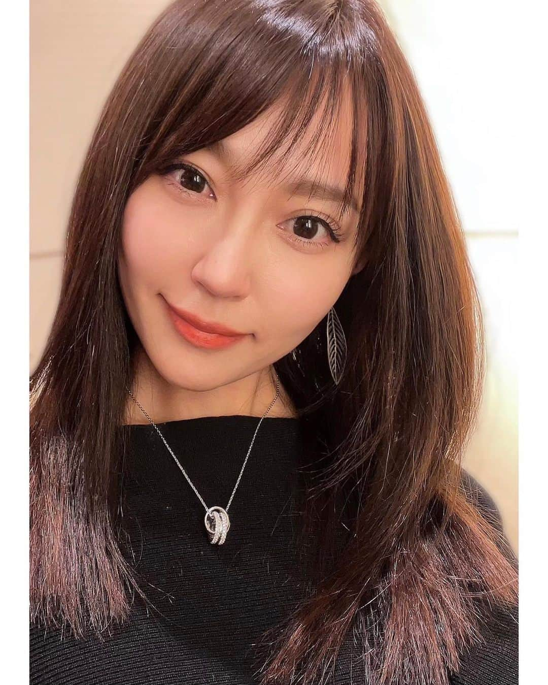 中川祐子のインスタグラム：「New hairstyle✨ 髪の毛、少しレイヤーを入れて 動きを出してもらいましたー💇‍♀️💕 . バイクに乗ったあと、 ヘルメットを脱ぐときにロングヘアをバサーって(定番のアレ笑) やりたくて最近ずっと伸ばしてるんだけど、 なんせ飽きっぽい性格だから 変化を入れていかないとダメな人で…😅w . 相談したら長さは変えずに こんな素敵にして頂きましたー💓 . ちょっとレイヤー入れるだけで 新鮮な気分になれたー🥰 まだしばらく頑張って伸ばせそう✌️ . #ヘアスタイル #レイヤーカット #ストレートヘア  #セミロング #伸ばしかけヘア #大人ヘアスタイル  #憧れのロングヘアに #ヘルメット脱ぐ時 #セクシーに決めたい (笑)」