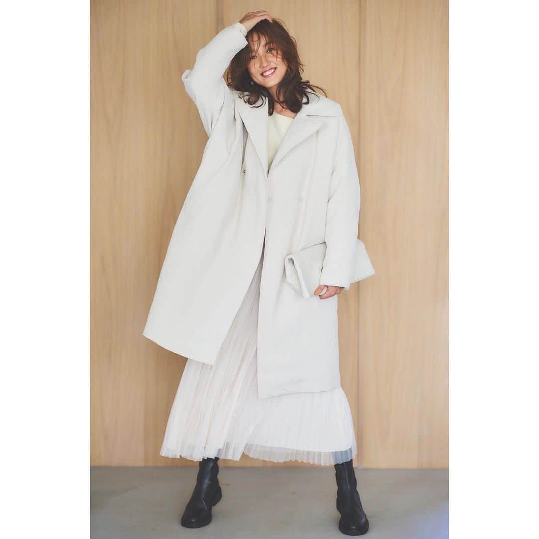 神田咲実のインスタグラム：「わたしこの写真とても好き☺️🤍  @story_love40  @storyshop_love40   📸 @endoyuki  💄 @kibeburu  🧥 Maiko Yoshida  💃 @sakimikanda   #STORY#magazine#STORYSHOP #ページまるごと買える！」