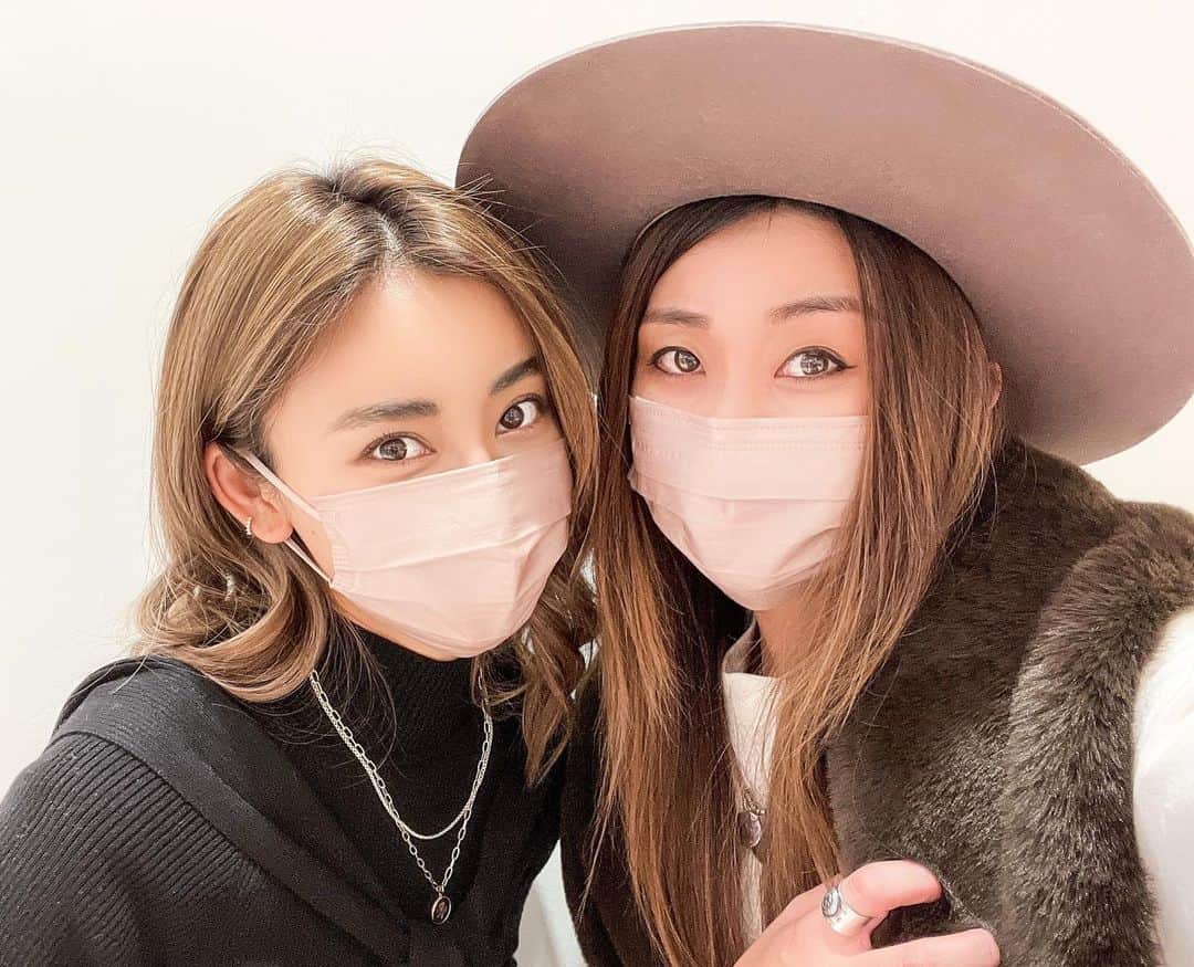 SHIHOのインスタグラム：「♡ 2022.11.29🥥 @alexiastam1988  Happy Birthday🎉🤍 お誕生日おめでとうございます🎂 ・ ・ この写真は嬉し泣きで 目が真っ赤になったやつ😭😭😭 懐かしい🤣 ・ ・ 表参道店1周年🤍favs2周年 宮古島店openして 期間限定で木更津outletも👏🏽 本当に素敵過ぎます☺️✨ ・ ・ 憧れのみちさーん🤍 来年こそは絶対に 会えますように🙏🏽🙏🏽🙏🏽 ・ ・ #お誕生日おめでとう#アリシアスタン#海#ラテ肌#海好きな人と繋がりたい#ファション#美容#旅行#水着#ビキニ #sea #popup#2023sscollection#beach#fashion#travel#trip#flagshipstoreomotesando#alexiastam#alexiastambeachtrip#alexiastammermaids#beachgirl#beachlover#alexiaoutfit#swimwear#bikini#alexiastaff#happybirthday」
