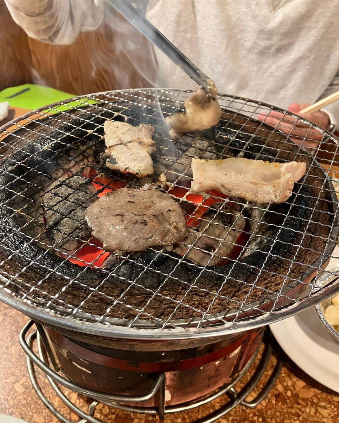 しおやてるこのインスタグラム：「いい肉の日生まれなのでプレゼントは上の肉たちでした。画像は上タン塩と豚カルビ。上カルビと上ハラミは撮り損ねたよねw😋ありがとうございましたー！🎂」