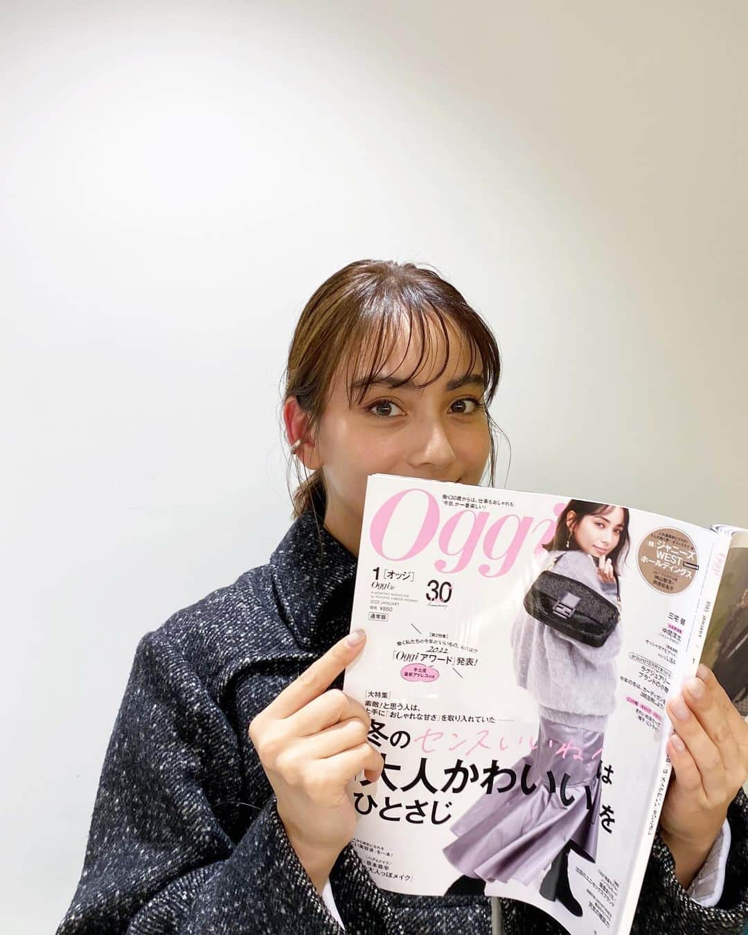 滝沢カレンのインスタグラム：「Oggi1月号が出ました✨☃️  ありがたくありがたく、 今月はOggiの表紙にお邪魔させていた📓  グレーとピンクが見守る中、 いつもなかなか出会えないスカートと撮影ができました💓 ツヤッツヤの冬景色のようなスカートがとってもかわいかったです✨  表紙を撮影する時は、この一枚の為にいつもたくさんのお洋服に集まってもらい、どんな姿にしてみようか、と皆さんで何回も何回も話し合いして自由に撮影していきます✨🥹  歩きながら撮ってみたり、真っ直ぐ立ちながら撮ってみたり、座ってみたり、たくさんの方のイカした情報と提案を胸一杯にしながら、 一枚を手作りしていきます☺️  そんな撮影した出来上がりは私もとっても幸せな瞬間です✨✨✨✨  冬への寒い足音が近付いてくる中で、 どれだけ身体を神経質に温めながらお洋服と楽しんでいくかが、冬の私への立ち回りになります☃️  だけれど月が増えていくっていうのに、 ここぞとばかりまで寒くならない秋への未練がましい日々。  そんなこんなでコートたちが私のタンスで居眠り状態なので寒い嫌いでもここは早く起こしてあげたいとおもいながら💤😴  でもそんな私に嬉しい報告です。  明後日からはさむくなるようですので、  よし☺️コートたちを叩き起こす準備に入ろうと思います♪📯  おやすみなさい。」