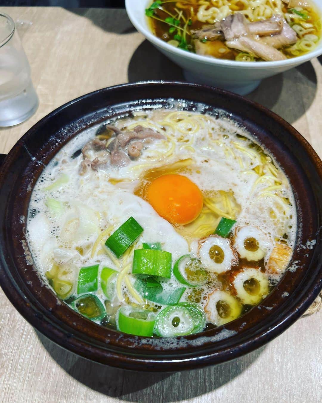 椎名直子のインスタグラム：「やっちゃいました〜っ💛💛！ きゃは  いまいちばんのお気に入り💛  鍋焼きラーメン  最高😂〜」