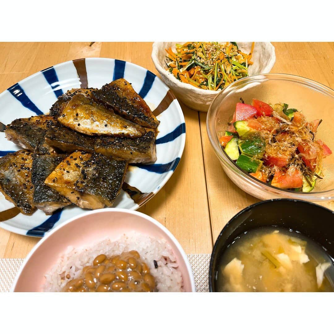 望月みさのインスタグラム：「美からだごはん🍚  ・ゴマ鯖の照り焼き ・水菜、人参、油揚げの炒めもの ・きゅうりとトマトの塩昆布サラダ ・小松菜と豆腐の味噌汁 ・雑穀米納豆ご飯  #おうちごはん　#献立記録　#美からだごはん#栄養ご飯　#食育　#上級食育アドバイザー　#🍚　#🧡」