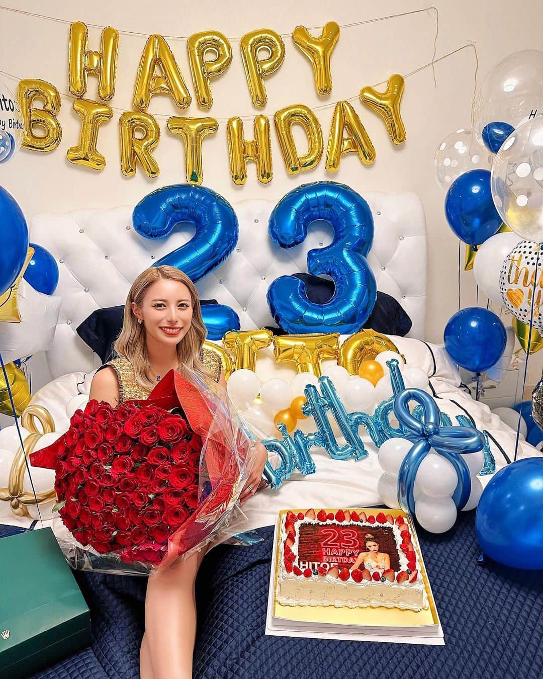 のインスタグラム：「誕生日デートが終わってお家に帰ったら まだまだ続いてたサプライズ😳🎈🎁  愛がいっぱい詰まった空間で 薔薇の花束とケーキが登場🥹❤️🌹 幸せすぎて言葉が出なかった🥹笑  花言葉は「運命の人」👩🏼‍❤️‍💋‍👨🏽  それを聞いてニヤニヤが止まらない私でした。🫶笑  これでもかってほど 溢れ出る愛情が伝わってくる🥹笑 ほんと幸せ者だ😭❤️❤️❤️  毎年素敵なサプライズを考えてくれてありがとう🫶  余韻、、🤤  #happybirthday #誕生日　#誕生日サプライズ #バルーン #薔薇の花束 #バラ #誕生日ケーキ　#birthdaycake #夫婦」