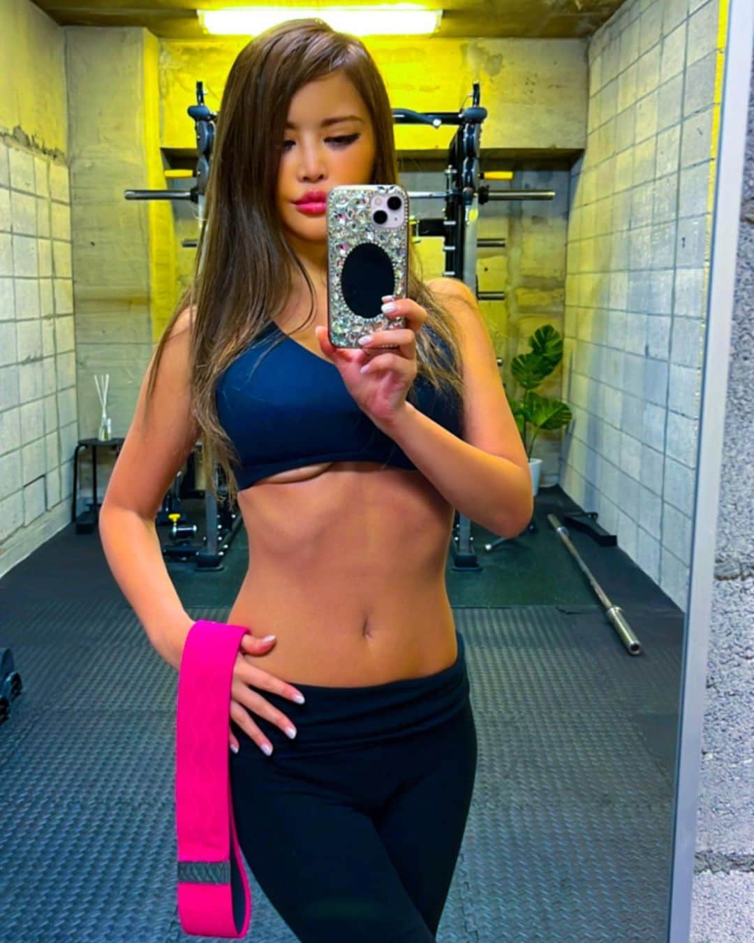 MIOさんのインスタグラム写真 - (MIOInstagram)「@t.t.gym_  @nema_fitness_  . このピンクので、何するでしょうか⁇  🤔💖 . . . #トレーニングバンド  #fitness #bodymake #workout #sports #training #fitnessgirl #japanesegirl #asiangirls #お尻 #尻トレ #ジム #ダイエット #フィットネス #フィットネスガール #ボディメイク #トレーニング #筋トレ #筋トレ女子 #수영복 #스포츠 #교육 #운동 #美尻 #健美 #健身#美女図鑑#くびれ」11月29日 22時11分 - mio_pinks