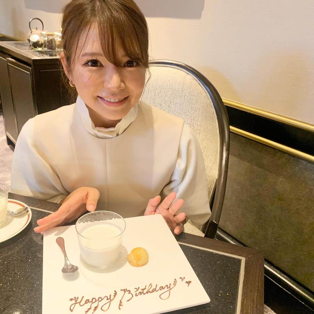 内山絵里加のインスタグラム：「・ ・ 34歳に、なりました！ 3...もう34！？と 自分でも気付かぬ間に あっという間に歳を重ねております。 朝からたくさんのメッセージをいただき 夜までいろんないろんなサプライズがあって 私は改めて、たくさんの人に支えられていると思い知った今日。 まだ夢の中にいるみたいです。 友達、家族、後輩、先輩 お仕事で関わる人たち.. 34年間、優しい素敵な人たちと出逢って 今日まで関わって生きていられることに 心から感謝です。 日々みなさんに救われてばかりなので 少しずつ、恩返しができますように 34歳も邁進してゆきます👱🏻‍♀️❤︎ 感謝の心をこめて。 あしたも、ふくわうちでお会いしましょう𓂃 𓈒𓏸◌‬ ・ #誕生日 #34歳 #サプライズ #感謝」
