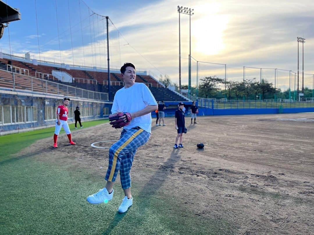 川村卓也のインスタグラム：「. 今年から沖縄で始まった野球のウインターリーグにて初めて始球式をやらせていただきました⚾️めちゃくちゃいい経験させていただきました！ 関係者の皆さんありがとうございました🙇‍♂️  #沖縄暑すぎ #沖縄熱すぎ #完全に白スニーカーは間違いでした笑」