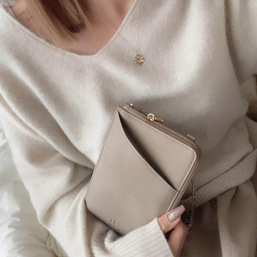 ??viviannail??のインスタグラム：「お待たせしました😇  @nana_2021_0622  ▪︎マルチショルダー新色🎨▪︎ 　cinnamon ash  （シナモンアッシュ）  初のスウェード生地で作りました🤍中は今まで通り♪  これからストーリーでもUPしていきます✨ 今日からこんなお知らせが 沢山あるので楽しみにしててくださいね🤍」