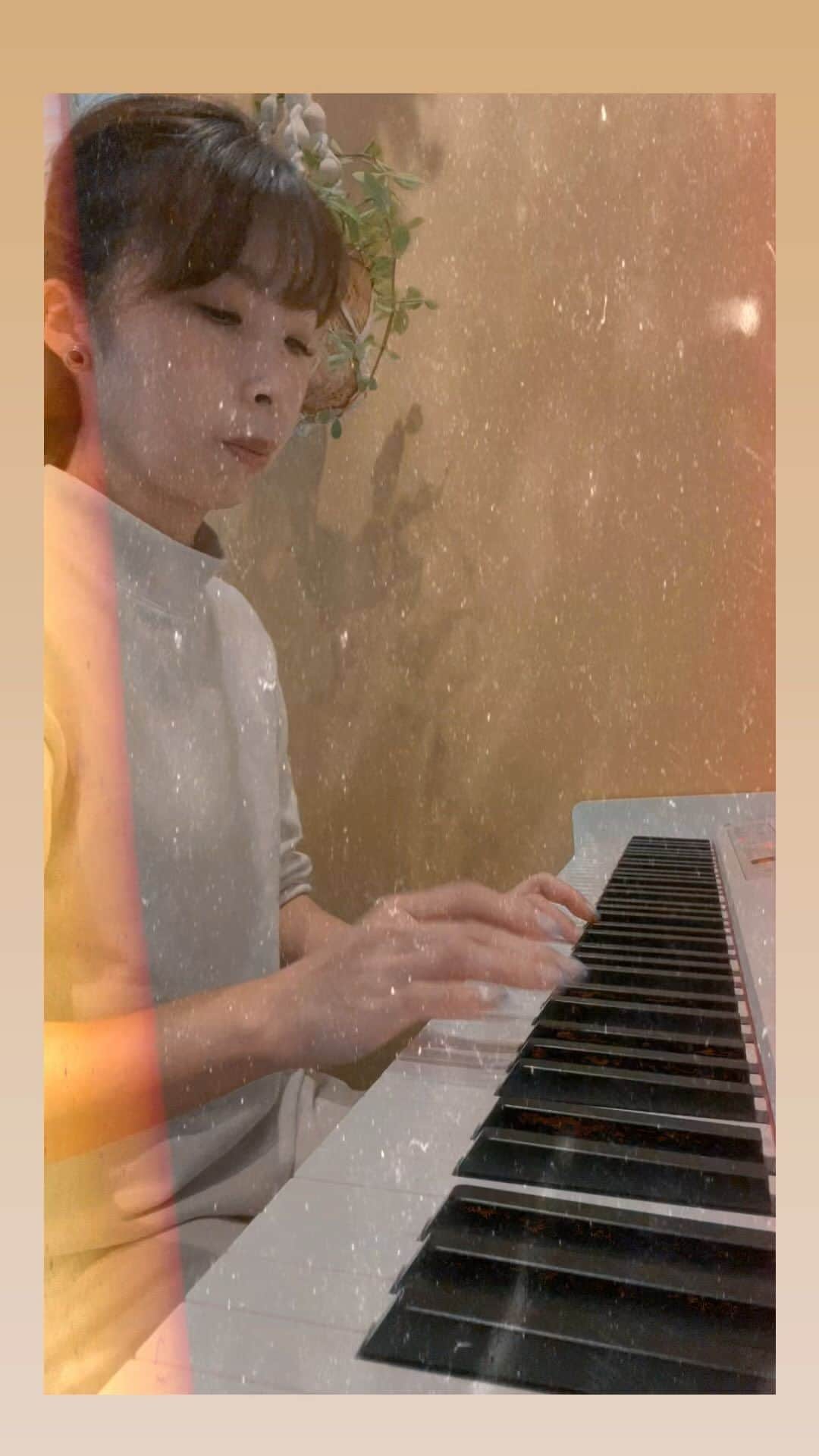 山口リサのインスタグラム：「昨日小室哲哉さんの話で盛り上がって、そういえば自分のお小遣いで最初に買ったCDはhitomiさんのコレだったなーって聴いてみたら懐かしすぎて死にそうになってピアノで歌ってみたくなりました☔️好きだなー💕  みんなの死にそうになるTKソングは何⁉️😂  #小室哲哉 #黄金の90年代 #小室ファミリー #hitomi #bymyself  #転調時代 #懐メロ #最強に病んでた思春期 #夜に飛び込むことに憧れた  子供に呼ばれた為サビ中断🥹」