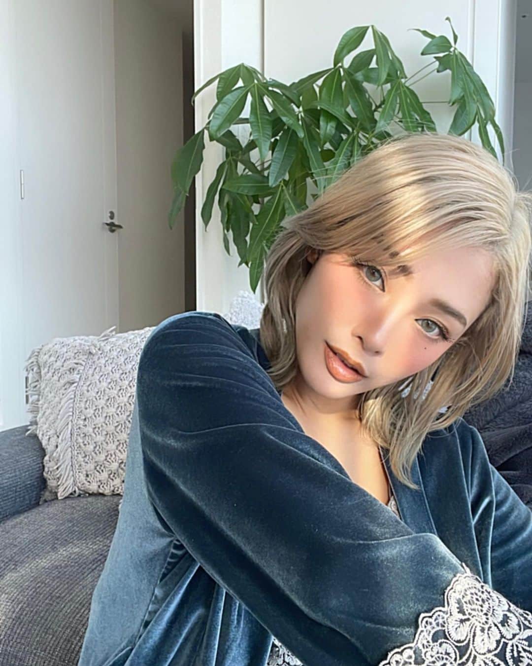 のインスタグラム：「【 CBDエステ、12/10(sat)1日店長🌿 】  CBDエステがあったらいいな〜って ずーーーーーっと思っていて、 ついに！12月から @elsoluna_bihadasalon で開始されます🧚🏻‍♂️🎶  CBDは、筋肉の緊張を緩めてくれて、 血流を良くしてくれる効能があるから エステやマッサージと併用すると、 その効果が、より抜群に良くなる成分なのです🫶🤍  せっかくエステやマッサージに行くのであれば、 その効果が、より現れた方が良いのは 誰しもが感じる事ですよね☺️  だから、CBDエステがあったらいいと ずっと思っていたの🥺🌿  そして、使用されるCBDオイルは、 りーがコラボさせて頂いている @greeus.cbd さんの、CBD SERUMと同じ成分で、 100%植物由来なので、身体に浸透するのも 安心安全なのです🧚🏻‍♂️🎶  CBD SERUMを使用して頂いている方なら わかるかと思うのですが、 あの天然香料の最高な香りによって、 よりリラックスを促してくれるので、 至福の時間なの。。。🤤🤍  店内の音楽も、クリスタルボウルなどの ヒーリングミュージックにしてもらい リラックスへと、一気に誘導してもらえます🥣✨  是非、たくさんの方に体感して頂きたいので、 CBDエステ開始の " 12月のキャンペーン " を 作ってもらいました✨  ① ・CBDオイルトリートメント(デコルテ、肩、首) ・RiRiコラボ CBD SERUM付き ▫️通常11400→20%off【 9120 】 CBDエステを試してみたい方や、 肩や首の凝りがある方、 日々ストレスを感じている方にオススメ🤍  ② ・ハーブピーリング ・CBDオイルトリートメント(デコルテ、肩、首) ・CBD SERUMサンプル付き ▫️通常25500→20%off→【 20400 】 自然のハーブを使ってお肌をキレイにしてくれる ハーブピーリングとのセット🌿 CBDオイルトリートメントと併用して、 より血流を促して、お肌をツルツルに🤍  ③ ▫️RiRiコラボ　CBD SERUM 20%off 12月のX'masキャンペーンで、 セラム自体も、20%offで購入して頂けます👏！ 商品のみをご購入する事も可能との事で まとめ買いのチャンス🥺🫶✨  ④ ▫️メッセージポストカードプレゼント りーが言葉を綴ったポストカードを CBDエステや、CBD SERUMを ご購入の方にプレゼント✨  ( 2〜6枚目のデザインで、 ランダムでお渡しします🤲 )  ⑤ ▫️12/10(sat) 14:00〜18:00 RiRi店長 この日は、りーがelsolunaで1日店長をします🤍 直接、商品をお渡しさせて頂いたり、 お話させてください🧚🏻‍♂️🎶 是非、このお時間にご予約頂ければと思います🌿  elsolunaは、本当空間もキレイに整えられていて " 氣 "が良いサロンで、 行くだけで、心地良くなれる パワースポットサロン😌✨  そんなサロンさんで、 CBDエステを導入してもらえて嬉しいの🥺🤍  是非、12月は今年一年頑張った自分を CBDで労ってあげて、癒してあげてください☺️  頑張る事も大切だけど、 自分を癒やして愛してあげる事も大切🫶✨  自分を癒やして、愛してあげた後は、 自分以外の人や物に対しても優しくなれる🧚🏻‍♂️🎶  皆さんが、たくさんリラックスしてくれます様に🤍  ご予約は、elsolunaのInstagramに飛んで頂き、 DMや専用アプリで受け付けております🌿  専用アプリだと、1000 point登録と共に付与されて 1000円分の割引が使えるので、 キャンペーンと共に使って頂くと スーパーお得すぎるので、 サロンが大丈夫なのかと心配になるレベルですが、 皆さんにリラックスしてもらいたいという elsolunaさんの優しさだそうです🥲🤍  なんて、素敵なんだ😭😭😭  本当、空間もスタッフさん達も 素敵なサロンなので、是非12月お越しください🌿  ※完全個室なので、男性の方もお越し頂けます☺️  #cbd #cbg #cbn #cbdesthetics #cbdmassage」