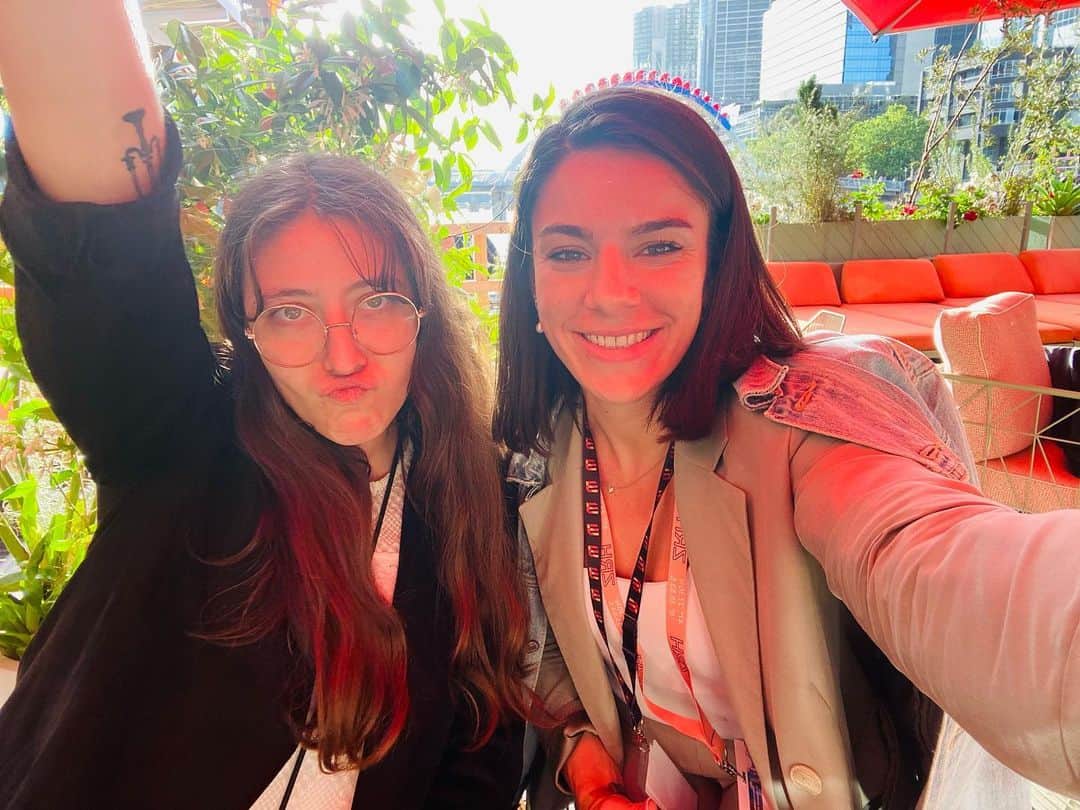 ユナ・デュフネのインスタグラム：「An Event in Australia 🇦🇺☀️☔️ . . . #Team #Job #organization #Slot #Event #IATA #colleguesbecomefriends #Laught #somuchrain #MarvelStadium #Party #arboryfloat」