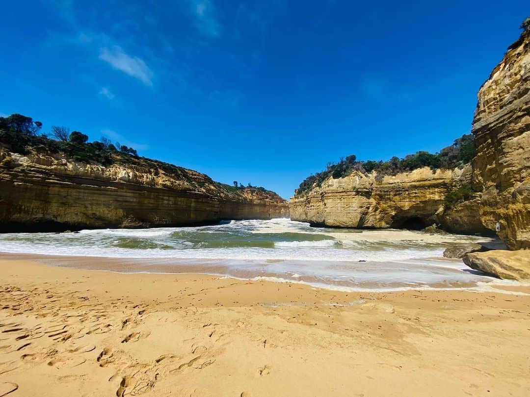 ユナ・デュフネのインスタグラム：「🇦🇺 Beacheeeeees 🌊 📍Ocean Grove 📍Port Campbell 📍Cap Otway 📍Apollo Bay  📍Wye River 📍Lorne  📍Torquay  . . . #Beach #South #Australia #Beautiful #Sea #Sun #Road #Amazing #Trip #View #surfparadise」