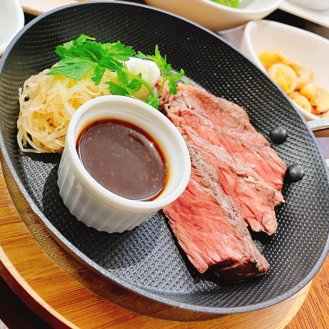 OMOCHA豊橋店のインスタグラム：「今日は11月29日 いい肉の日🍖 あいにくのお天気ですが、熱々ステーキなどご用意してお待ちしております！  #omocha#ステーキ食べ放題ビュッフェ #バル#」