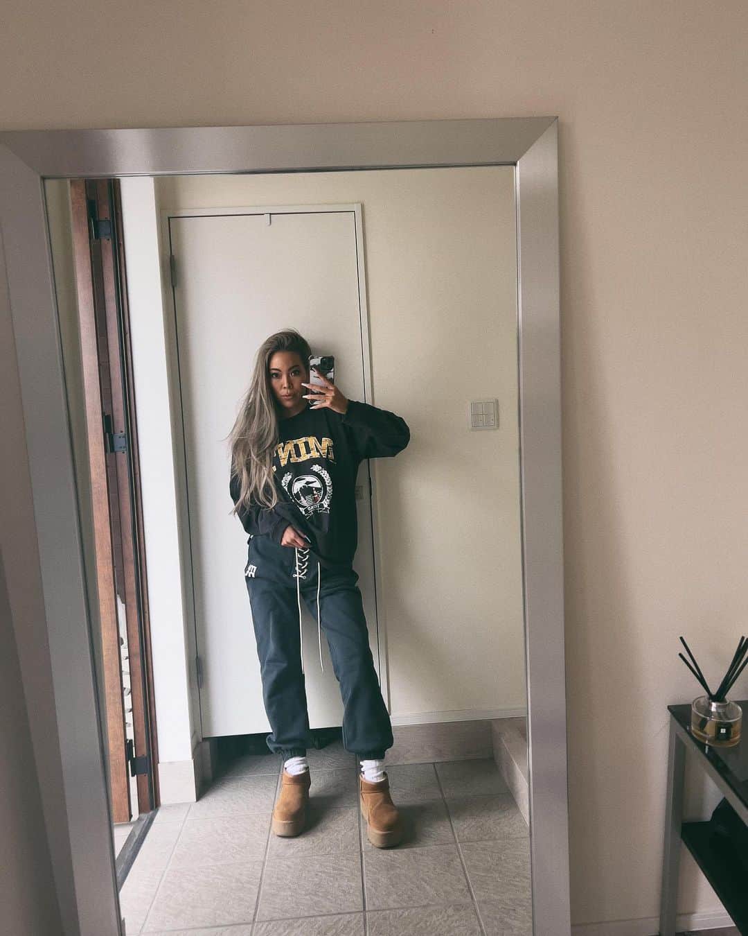 のインスタグラム：「いってきまーす💋のセルフィー🤳🚪⚡️november fits」