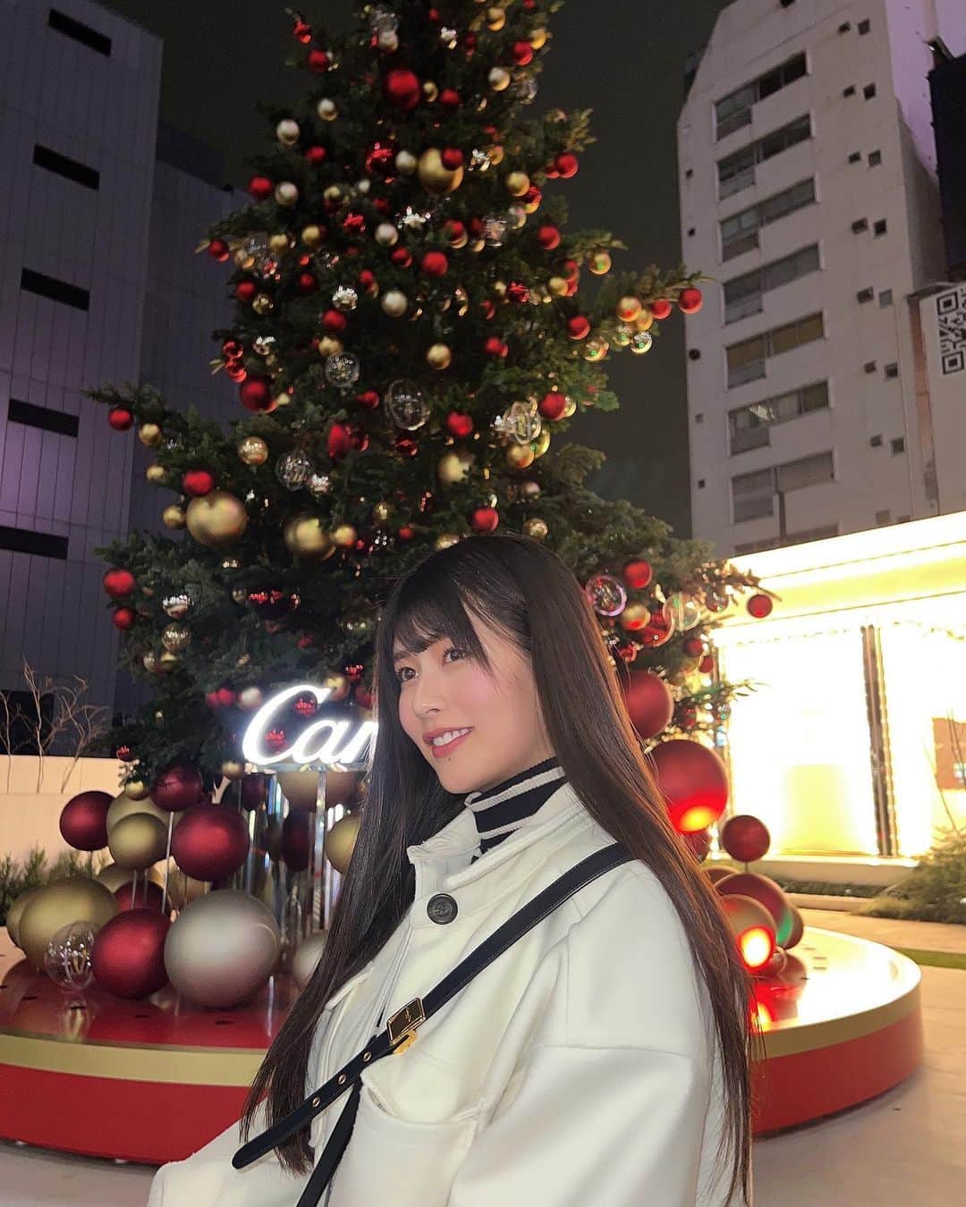 のインスタグラム：「クリスマスが今年もやってくる~♫ ツリー見る度ときめいてます🎄❤️ わくわくするこのシーズンが1番大好き！(˶'ᵕ'˶)  #heather #ユニクロ #冬コーデ #ニットコーデ」