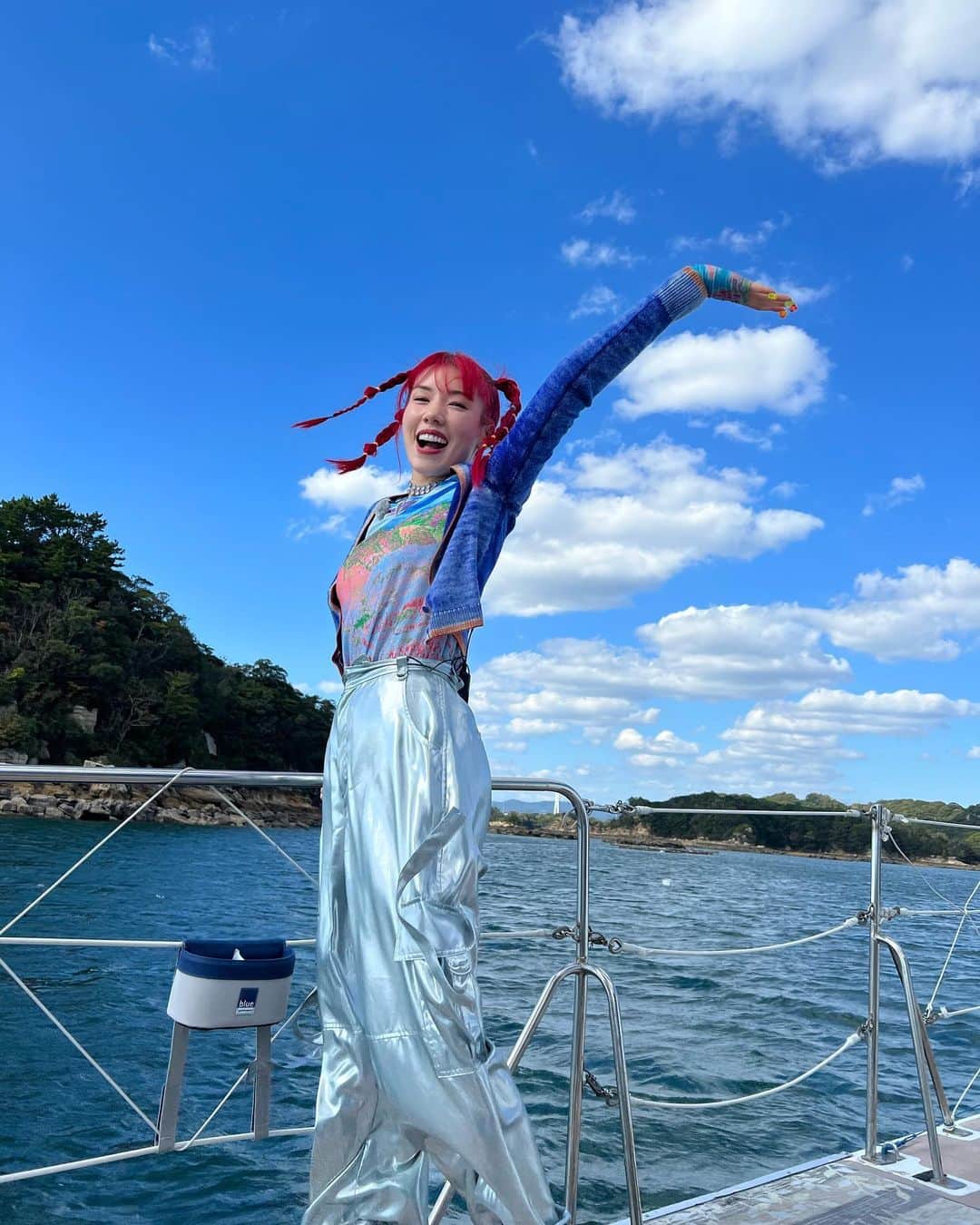 仲里依紗のインスタグラム：「長崎のみなさまへ🐲  本日夜２0時からKTNにて第二段‼️‼️ 『仲里依紗の長崎フリータイム』が放送します💙💜🧡🌈 ロバート秋山さん扮する黒村ひさしさんと一緒に長崎の激やばスポット巡りをしてます🚗💨🔥  まぁ今回もなかなかカオスな旅になっていまして 爆笑間違いなしですっっ🤣❣️❣️❣️✨  今日は、はよ帰ってKTNばみてみんね〜💛」