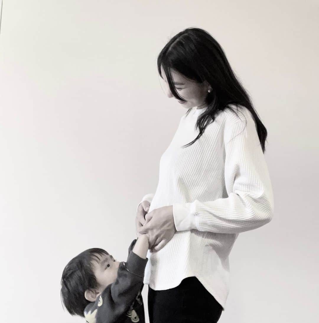 にわみきほのインスタグラム：「ご報告  私事ではありますが この度、第二子となる新しい命を授かりました  来年春の出産を予定しております  家族4人での新たな生活を心待ちにしながら今しかない家族3人の時間を大切に過ごしたいと思っております🕊✨  今後とも温かく見守って頂けたら幸いです  にわ　みきほ  #20221129 #いい肉の日🍖💍 #👨‍👩‍👦👶🏻」