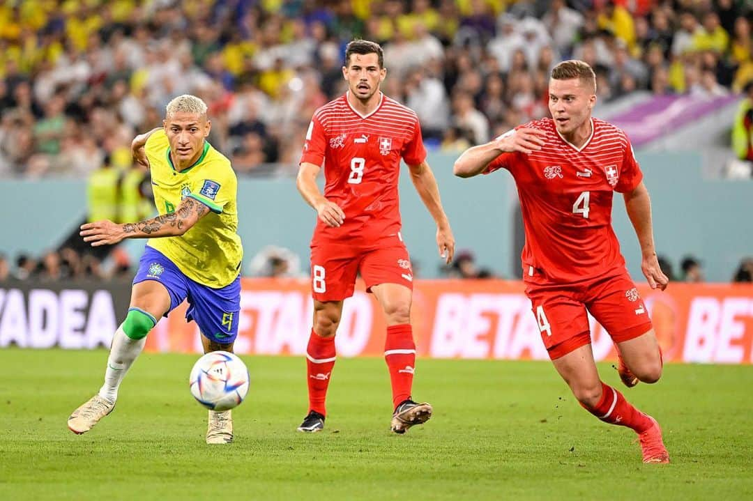 ニコ・エルヴェディのインスタグラム：「Tough loss after a spirited performance, big showdown on Friday!🇨🇭💪🏼 #wekeepfighting #nati #pilz #hoppschwiiz #NE4 #fifaworldcup #switzerland」