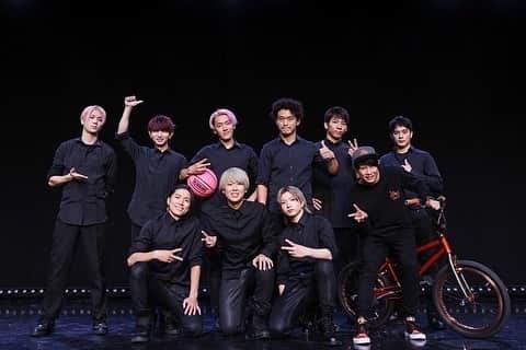 RYOGA -XTRAP-のインスタグラム：「2022.11.22 at YES THEATER.   XTRAPの新たなプロジェクト「MASKED CIRCUS」 @maskedcircus の初公演を無事に終えることができました🙏  初の試みで反省点もありますが、多くの方に楽しんで頂けました！新たな挑戦が持つ勢いとエネルギーを感じつつ、皆でしっかり前進していけるよう精進いたします！  皆さま今後とも応援よろしくお願いいたします！🔥  そしてメンバーの皆、お疲れ様でした！このメンバーで出来たことが嬉しいし、もっと交流して話し合って、更に良いチームにしていきましょう！！🙏🔥🔥  #maskedcircus   photo by @emi98924 🙏☺️  We had our first performance live as “MASKED CIRCUS “ which is XTRAP’s new project.  We performe various act in the show with full covered face. I hope we’ll perform all over the world with this show😊」