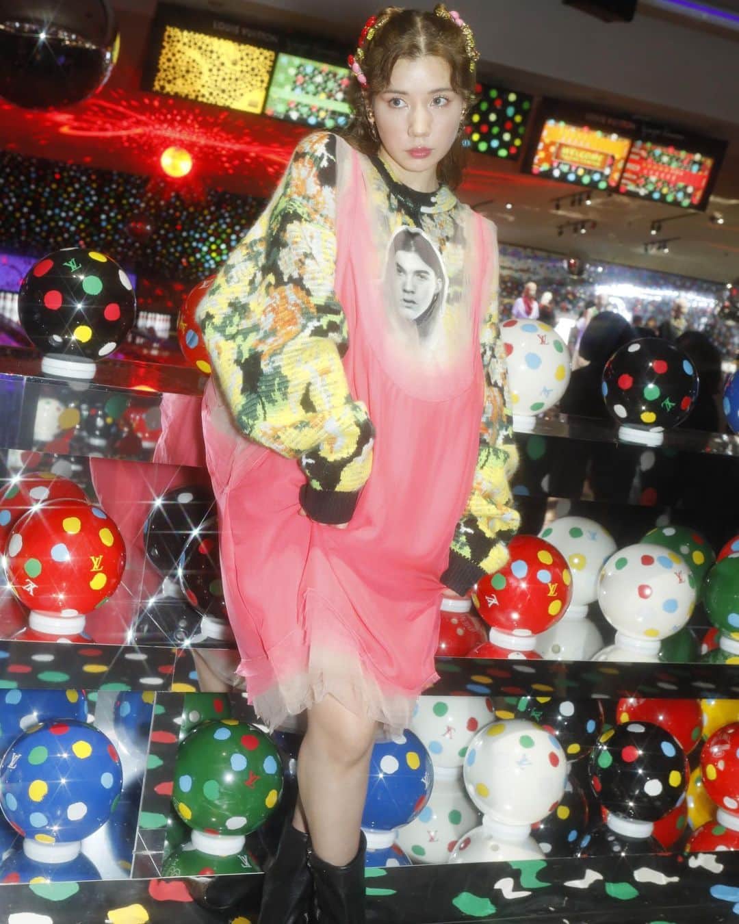 仲里依紗のインスタグラム：「LOUIS VUITTON×YAYOI KUSAMA  New Collaboration 🔴🟡🟣🔵✨  ルイ・ヴィトンと草間彌生大先生の第 2 弾コラボレーションがついに発表されました🥹✨第1弾のコラボ作品、今でも大切に使ってるから、ずっとずっと心待ちにしていたの💎😍🫶🏻🌈 11 月 30 日から都内で見られる期間限定のスペシャル・インスタレーションや来年 1 月に発売されるコラボアイテムも要チェック案件だよ🥰🟣🟡🔴🔵🔥  @louisvuitton  #LVxYayoiKusama  #LouisVuitton  #LVFashion」