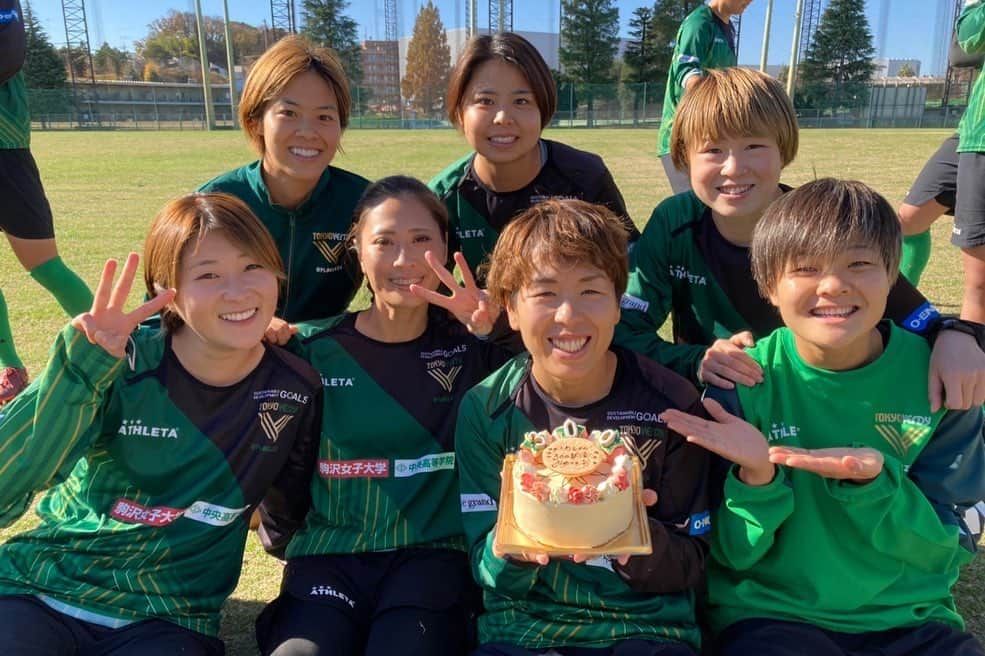 三浦成美のインスタグラム：「最近の練習風景📸  試合の次の日、イワシさん300試合のお祝いをしました🎂 改めてすごすぎる！🤩  練習後のリラックス写真も良い〜✌️ #オフショット #ベレーザ」