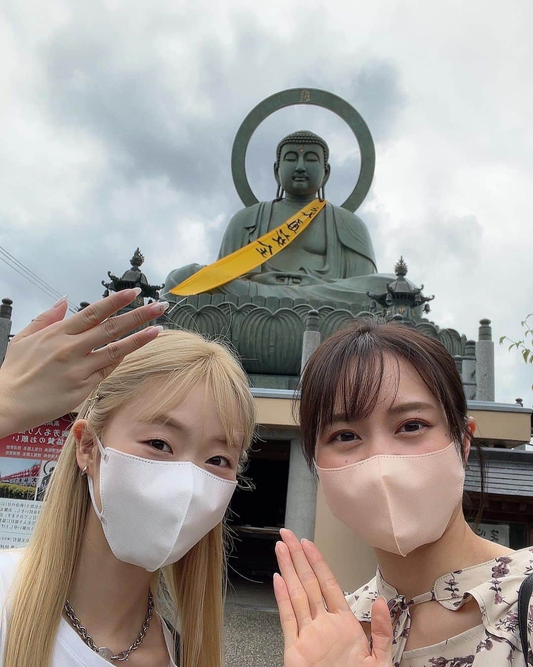 依東杏奈さんのインスタグラム写真 - (依東杏奈Instagram)「気がつけば11月もあっという間に過ぎ去っていったね😅 いよいよ12月3日4日の富山遠征が近づいてきました！！  ももしから「あんちゃん富山遠征決まったよー！」って聞いた時は また1つが夢が叶った瞬間で心の底から嬉しかったです。 産まれ育った土地大好きな富山でライブ出来る事本当に嬉しいです！！ 富山遠征きてくれる方一緒に 思いっきり楽しもうね✨  大食い選手権もめっちゃ楽しみ！！笑 富山でまっとるちゃ〜❣️  この写真は、ももしと富山県高岡市にある「高岡大仏」に行った時の写真だよー！！ 近くに高岡大仏のオシャレで素敵なカフェがあって コーヒーも凄く美味しくて、 大仏のカステラがとっても可愛くて 癒されました〜♡  @amidacoffee さん またいきたいなぁ🥰  🎤12月富山遠征ライブ🎤 3日(土)  「Toyama Idol Festival プレイベントVienolossi定期公演」  会場🌟Toyama Maid Cafe Moyell 時間🌟タイムテーブルは当日発表 料金🌟 ¥2,000  4日(日) 「Toyama Idol Festival」  会場🌟グランドプラザ 時間🌟① 11:55~12:10  料金🌟観覧無料 間に※🌾杏奈大食い選手権でます   ② 14:35~14:50    #富山カフェ  #amidacoffee   #富山遠征 #高岡市  #ご当地グルメ   #カフェ巡り  #高岡大仏」11月29日 22時35分 - anna0555n_n