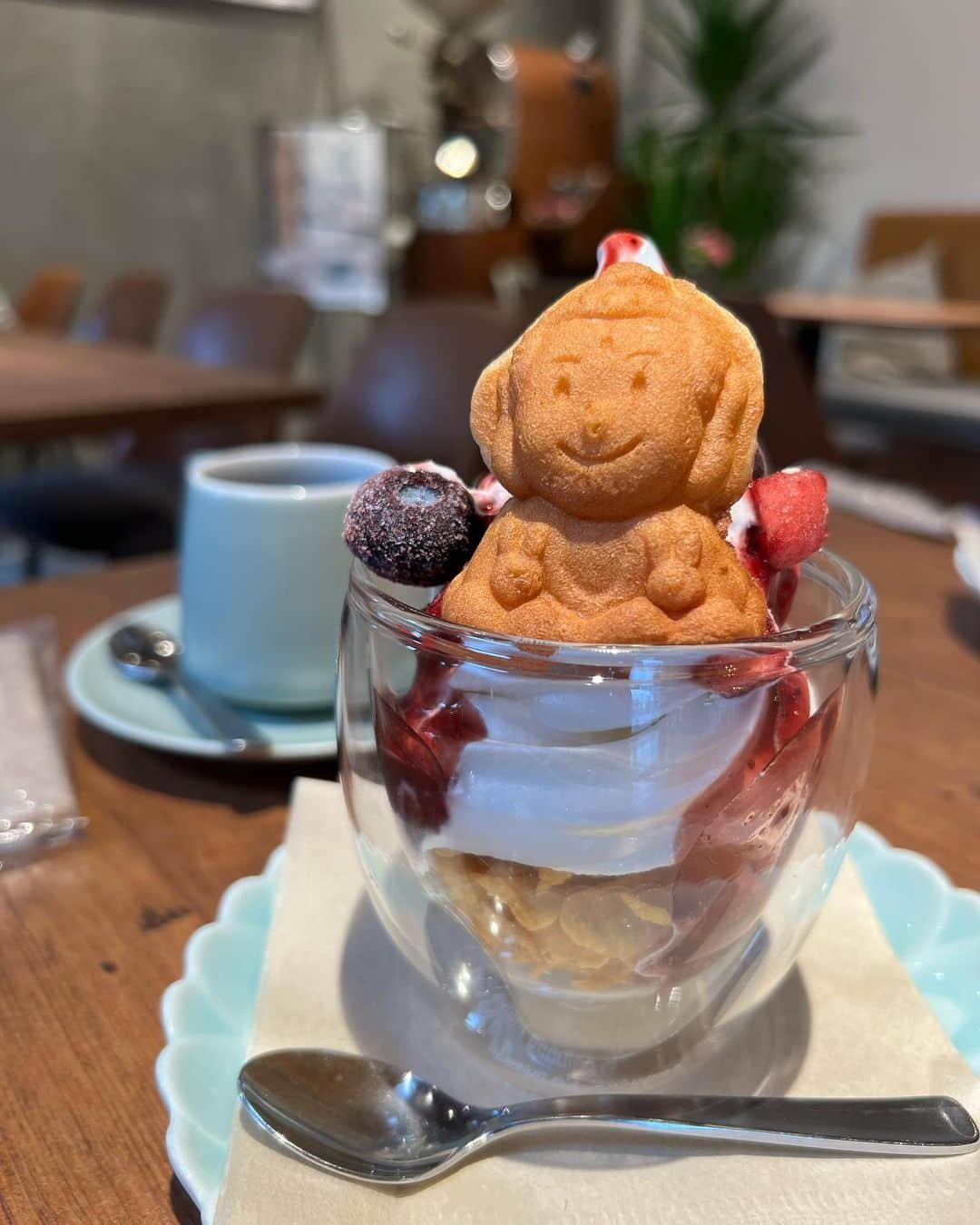 依東杏奈さんのインスタグラム写真 - (依東杏奈Instagram)「気がつけば11月もあっという間に過ぎ去っていったね😅 いよいよ12月3日4日の富山遠征が近づいてきました！！  ももしから「あんちゃん富山遠征決まったよー！」って聞いた時は また1つが夢が叶った瞬間で心の底から嬉しかったです。 産まれ育った土地大好きな富山でライブ出来る事本当に嬉しいです！！ 富山遠征きてくれる方一緒に 思いっきり楽しもうね✨  大食い選手権もめっちゃ楽しみ！！笑 富山でまっとるちゃ〜❣️  この写真は、ももしと富山県高岡市にある「高岡大仏」に行った時の写真だよー！！ 近くに高岡大仏のオシャレで素敵なカフェがあって コーヒーも凄く美味しくて、 大仏のカステラがとっても可愛くて 癒されました〜♡  @amidacoffee さん またいきたいなぁ🥰  🎤12月富山遠征ライブ🎤 3日(土)  「Toyama Idol Festival プレイベントVienolossi定期公演」  会場🌟Toyama Maid Cafe Moyell 時間🌟タイムテーブルは当日発表 料金🌟 ¥2,000  4日(日) 「Toyama Idol Festival」  会場🌟グランドプラザ 時間🌟① 11:55~12:10  料金🌟観覧無料 間に※🌾杏奈大食い選手権でます   ② 14:35~14:50    #富山カフェ  #amidacoffee   #富山遠征 #高岡市  #ご当地グルメ   #カフェ巡り  #高岡大仏」11月29日 22時35分 - anna0555n_n