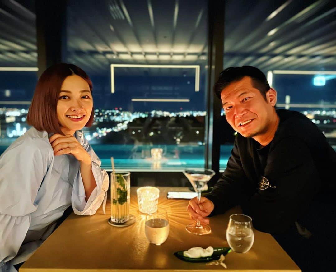 多嶋沙弥のインスタグラム：「こんばんは😊 東京はしっとりと雨の夜です🌉 . ストーリーに投稿しましたが、 息子が不在の数日前に、 夫とふたりで @soranohotel へ行ってきました😊 . 夕日がとても綺麗で、 温かな色と空の広さに癒されつつ、 @tepatomoka_pate_et_canard のディナーに感嘆しつつ、 ホテルに戻ってから立ち寄ったバーではお酒を飲めなくてもこんなにゆったりとした気持ちで大人の時間が過ごせることを学びつつ…🍹 (もちろん、どちらか選べるなら飲みたいのですが🌷笑) . くだらないお喋りばかりで何を話したのかほとんど覚えてないけれど、 純粋に率直に、ふたりきりの時間を楽しみました💓 . 来年には家族が増えるけれど、 お互いに気負わず、意地を張らず、 今までの歩みの延長線を、丁寧に描いてゆけたらいいなと思っています🏠 . 長男は弟ができることを喜ぶどころか「ぼくも手伝ってあげるけど、赤ちゃんて毎日ワーワー泣くの？」と低めに構えておりますが…👦 必ず寂しい思いも我慢もさせるだろうけれど、 きっと彼に新しい成長をもたらしてくれるだろうと、そして私はその様子を見逃さないようにしようと楽しみにしています🥰 . ともかく、子供部屋を整理しなくては📦 . 明日から気温がぐっと下がる地域もあるようなので、 温かくお過ごしくださいね💓 おやすみなさい😴 . #ママモデル#30weeks#🤰#soranohotel#夫婦の時間」