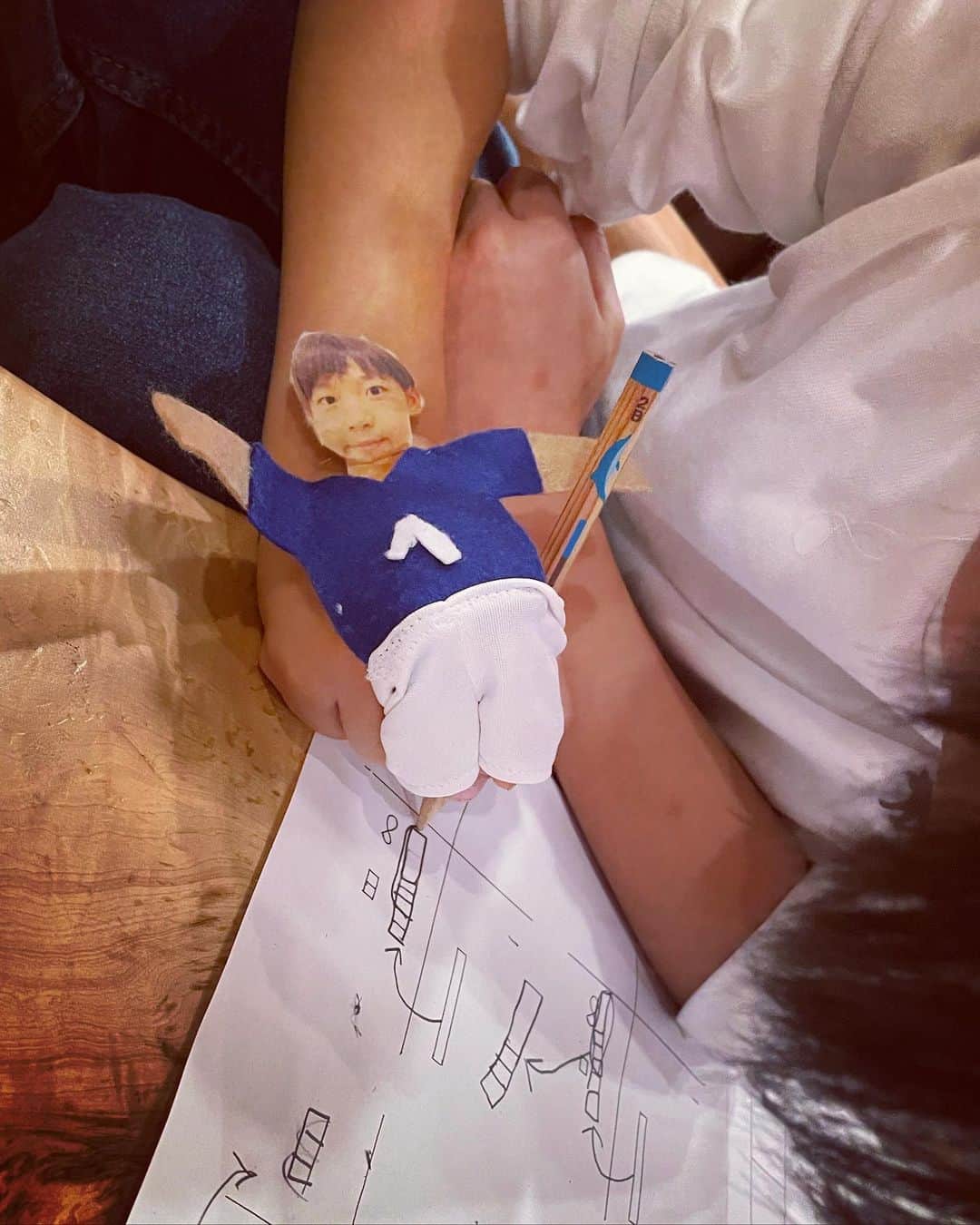 生尾佳子さんのインスタグラム写真 - (生尾佳子Instagram)「#造形教室 で作った#w杯 ウィーク 指人形試合楽しかったみたい！ 帰って#葵選手 が#宿題 してるw」11月29日 17時30分 - yotikoikuo