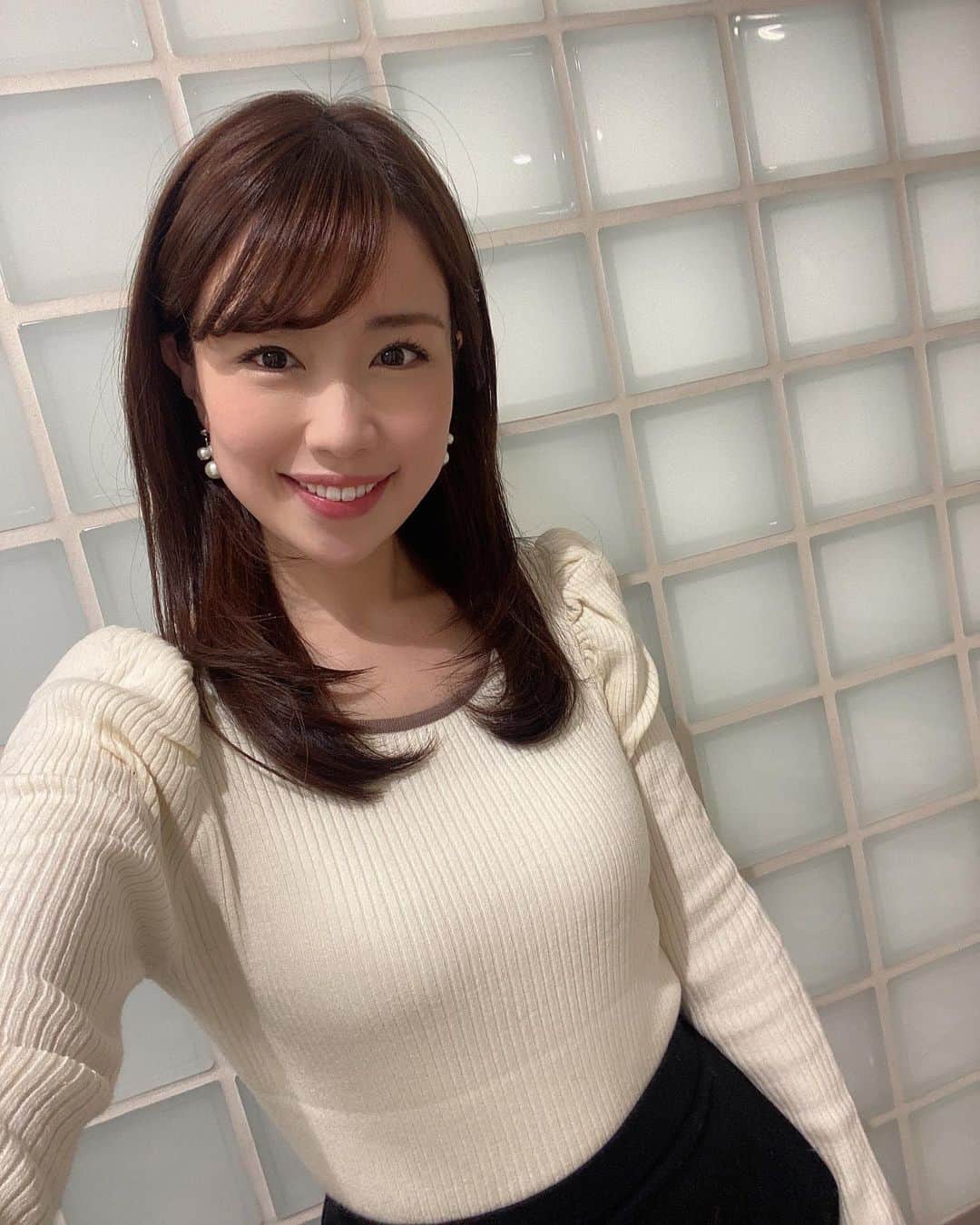 道岡桃子のインスタグラム：「さすがに長袖です😆  後輩アナとご飯に行ってきま〜す✨🍽  #ニットコーデ #アナウンサー  #アナウンサー衣装 #レトロガール #乃木坂」