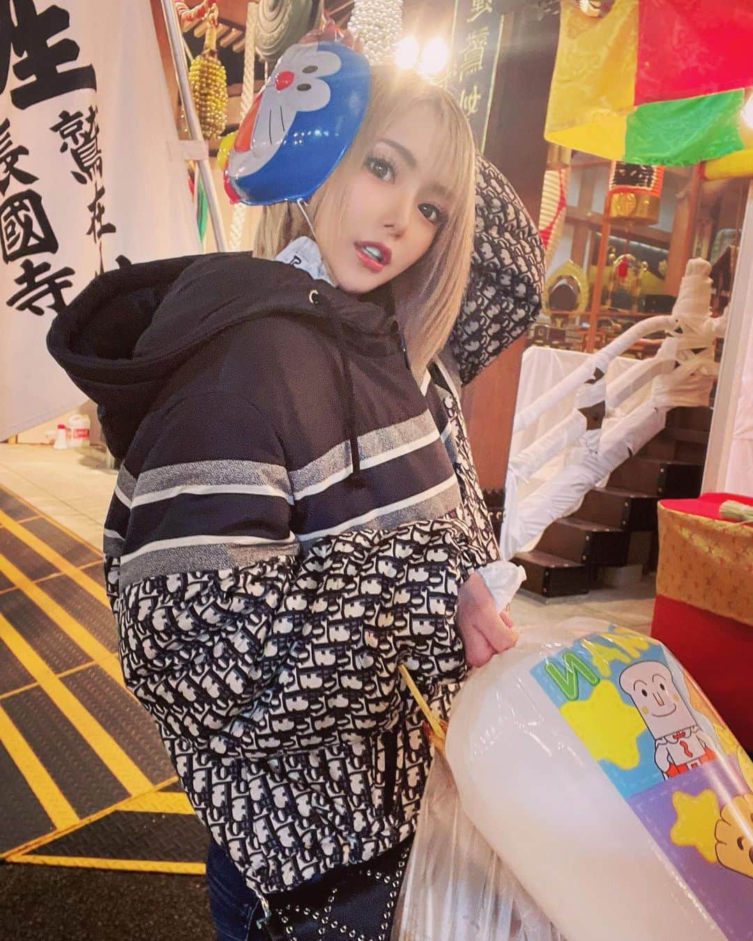 のインスタグラム：「.  酉の市がおわっちゃうと もう今年もおわりって感じがする🥺💭  寂しいけど毎年酉の市でのんでたべるのがすき‪‪‪‪♥️⸝⸝⸝⸝ お土産もたくさん買って帰る人です🐸🐸‪‪❤︎‬  #酉の市  #浅草 #お祭り女」
