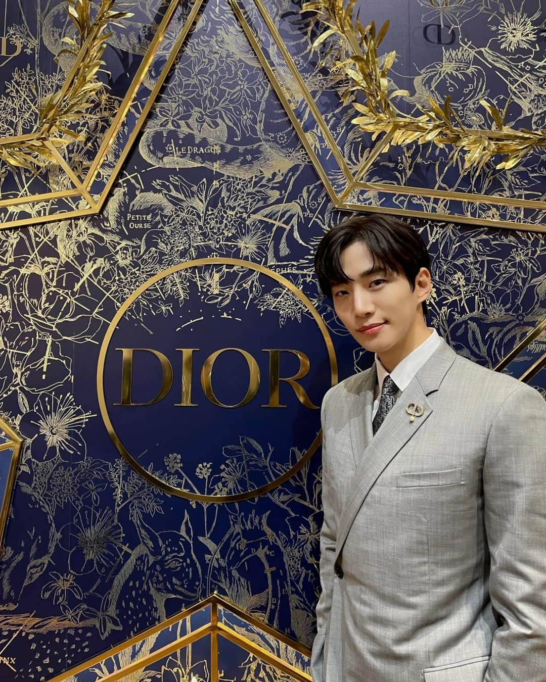 ジュノ のインスタグラム：「Happy holiday💫  @DIORBEAUTY @DIOR  #광고 #디올꿈의아뜰리에 #디올뷰티홀리데이팝업스토어 #디올뷰티홀리데이 #DIORHOLIDAY #DREAMINDIOR #ATELIEROFDREAMS」